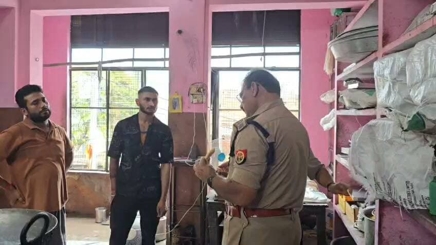 #Hamirpur | मिठाई की गुणवत्ता पर सवाल, छापेमारी में दुकानदार ने मिठाई खाने से किया इनकार
हमीरपुर के मौदहा कस्बे में मिलावटखोरी के खिलाफ प्रशासन ने कार्रवाई की।
एसडीएम की छापेमारी के दौरान जय भवानी स्वीट्स पर जांच टीम ने मिठाई का सैंपल लिया। बताया जा रहा है कि अधिकारियों के कहने के बाद भी दुकान संचालक ने अपनी ही मिठाई खाने से इनकार कर दिया।
जांच टीम ने मिठाई का सैंपल लेकर संदिग्ध मिठाई को नष्ट कराया। घटना का वीडियो सोशल मीडिया पर वायरल हो रहा है।
@hamirpurpolice @UPGovt
#Hamirpur #FoodSafety #Milawat #UPNews #BreakingNews