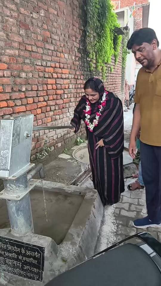 Rampur News | नगर पालिका अध्यक्ष सना मामून ने ताशके में लगाए गए सरकारी नलों के पानी को चेक किया
#RampurNews #BreakingNews #handpump #UPGovt