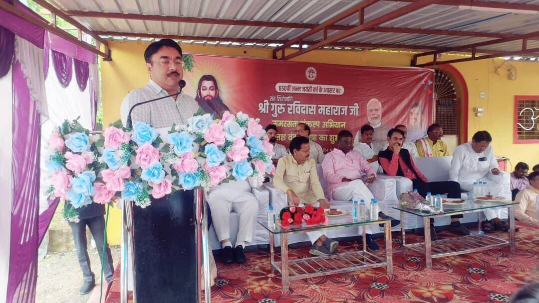 संत रविदासजी ने सामाजिक समरसता, समानता, बंधुत्व और जनकल्याण का संदेश दिया- स्वास्थ्य राज्यमंत्री श्री पटेल
रायसेन में ‘‘श्री गुरू रविदासजी महाराज समरसता संकल्प अभियान एवं रथ यात्रा‘‘ का शुभारंभ
––––
––––
संत शिरोमणि रविदासजी की 650वीं जन्म जयंती वर्ष पर प्रदेश सरकार द्वारा शुरू किए गए ‘‘श्री गुरु रविदास महाराज समरसता संकल्प अभियान एवं रथ यात्रा‘‘ का जिला स्तरीय शुभारंभ रायसेन स्थित संत गुरू रविदासजी मंदिर प्रांगण में आयोजित किया गया। जिसमें स्वास्थ्य राज्यमंत्री श्री नरेन्द्र शिवाजी पटेल, सांची विधायक डॉ प्रभुराम चौधरी, भोजपुर विधायक श्री सुरेन्द्र पटवा तथा पूर्व केबीनेट मंत्री श्री रामपाल सिंह सहित अन्य जनप्रतिनिधियों द्वारा सहभागिता की गई। कार्यक्रम का शुभारंभ संत गुरू रविदासजी महाराज के चित्र पर माल्यार्पण कर एवं दीप प्रज्जवलन कर किया गया। साथ ही कलश पूजन भी किया गया। कार्यक्रम के दौरान जनप्रतिनिधियों द्वारा कलश को सिर पर रखकर रथ तक पहुंचाया गया तथा इसके उपरांत रथ यात्रा को रवाना किया गया।
कार्यक्रम में स्वास्थ्य राज्यमंत्री श्री नरेन्द्र शिवाजी पटेल ने उपस्थित नागरिकों को संबेाधित करते हुए कहा कि संत शिरोमणि गुरु रविदास जी महाराज की 650वीं जयंती 20 फरवरी 2027 में आने वाली है। हमारे यशस्वी लोकप्रिय प्रधानमंत्री श्री नरेंद्र मोदी द्वारा ने गुरु पूर्णिमा से समरसता संकल्प अभियान के रूप में कार्यक्रम प्रारंभ किया गया है, जिसमें पूरे देश भर में ये यात्राएं निकल रही हैं। गंगा जी का कलश गांव-गांव तक पहुंच रहा है। हमारे मध्यप्रदेश में भी यशस्वी मुख्यमंत्री डॉ मोहन यादव द्वारा इस कार्यक्रम का शुभारंभ भोपाल से किया है और इसी अभियान के अंतर्गत आज जिला स्तरीय कार्यक्रम भी रायसेन में प्रारंभ हुआ है।
स्वास्थ्य राज्यमंत्री श्री पटेल ने कहा कि संत रविदासजी ने अपने जीवन और विचारों के माध्यम से सामाजिक समरसता, समानता, बंधुत्व और मानव कल्याण का संदेश दिया। उनका दर्शन आज भी हमें भेदभाव से ऊपर उठकर एक ऐसे समाज के निर्माण की प्रेरणा देता है, जिसमें प्रत्येक व्यक्ति को सम्मान और समान अवसर प्राप्त हो। उन्होंने संत रविदासजी के दोहे ‘‘ऐसा चाहूं राज मैं, जहां मिले सबन को अन्न। छोटो-बड़ो सब सम बसे, रविदास रहे प्रसन्न‘‘ का उल्लेख करते हुए कहा कि प्रधानमंत्री श्री नरेन्द्र मोदी संत रविदासजी जी के विचारों को चरितार्थ करने का काम कर रहे हैं। प्रधानमंत्री श्री नरेन्द्र मोदी के नेतृत्व में सरकार द्वारा लगभग 80 करोड़ लोगों को खाद्यान्न का वितरण किया जा रहा है। इसी प्रकार प्रधानमंत्री श्री मोदी ने सफाईकर्मियों के पैर धोकर समरसता का संदेश दिया है।
स्वास्थ्य राज्यमंत्री श्री पटेल ने कहा कि प्रधानमंत्री श्री नरेंद्र मोदी संत रविदास महाराज के आदर्शों और विचारों को साकार करने की दिशा में निरंतर कार्य कर रहे हैं। सरकार की योजनाओं का उद्देश्य समाज के अंतिम पंक्ति में खड़े व्यक्ति तक विकास का लाभ पहुंचाना है। उन्होंने कहा कि सामाजिक न्याय, गरीब कल्याण, आवास, स्वच्छता, शिक्षा, रोजगार तथा बुनियादी सुविधाओं के विस्तार के माध्यम से वंचित वर्गों को मुख्यधारा से जोड़ने का प्रयास किया जा रहा है। स्वास्थ्य राज्यमंत्री ने सभी से आव्हान किया कि आइए, संत गुरु रविदासजी के समतामूलक एवं समरस समाज के संकल्प को आत्मसात करते हुए सामाजिक एकता, सद्भाव और राष्ट्र निर्माण के लिए मिलकर काम करें।
कार्यक्रम में सांची विधायक डॉ प्रभुराम चौधरी ने कहा कि संत शिरोमणि रविदासजी महाराज जी का जीवन और उनके विचार हमें समानता, सामाजिक समरसता, प्रेम, भाईचारे और मानवता का मार्ग दिखाते हैं। उनका संदेश था कि समाज में किसी भी व्यक्ति के साथ भेदभाव न हो और प्रत्येक व्यक्ति को सम्मान, समान अवसर एवं गरिमापूर्ण जीवन का अधिकार मिले। “मन चंगा तो कठौती में गंगा” जैसे उनके अमर विचार आज भी समाज को भीतर से शुद्ध, एकजुट और समरस बनाने की प्रेरणा देते हैं। संत रविदासजी महाराज के विचार हमारे व्यवहार और कार्यों में भी दिखाई दें। उन्होंने कहा कि अभियान एवं यात्रा के माध्यम से संत रविदासजी महाराज के संदेश को गांव-गांव और घर-घर तक पहुंचाने का प्रयास किया जाएगा।
भोजपुर विधायक श्री पटवा ने उपस्थित नागरिकों से कहा कि संत श्री गुरु रविदासजी महाराज ने कहा कि उनका जीवन हमें यह प्रेरणा देता है कि समाज में किसी भी प्रकार का भेदभाव न हो और प्रत्येक व्यक्ति को सम्मान एवं समान अवसर प्राप्त हों। इसी उद्देश्य के साथ प्रधानमंत्री श्री नरेन्द्र मोदी और मुख्यमंत्री डॉ मोहन यादव द्वारा समाज के प्रत्येक वर्ग के कल्याण और विकास के लिए समान रूप से योजनाएं संचालित की जा रही हैं। इनका लाभ प्रत्येक जरूरतमंद तक पहुंचाकर उन्हें विकास की मुख्य धारा से जोड़ने का काम यह सरकार कर रही है। कार्यक्रम में पूर्व केबीनेट मंत्री श्री रामपाल सिंह, श्री राकेश शर्मा तथा अन्य जनप्रतिनिधियों ने भी संबोधित किया। इस अवसर पर स्थानीय जनप्रतिनिधि, जिला पंचायत सीईओ श्री कमल सोलंकी सहित अन्य अधिकारी और नागरिक उपस्थित रहे।
#Raisen