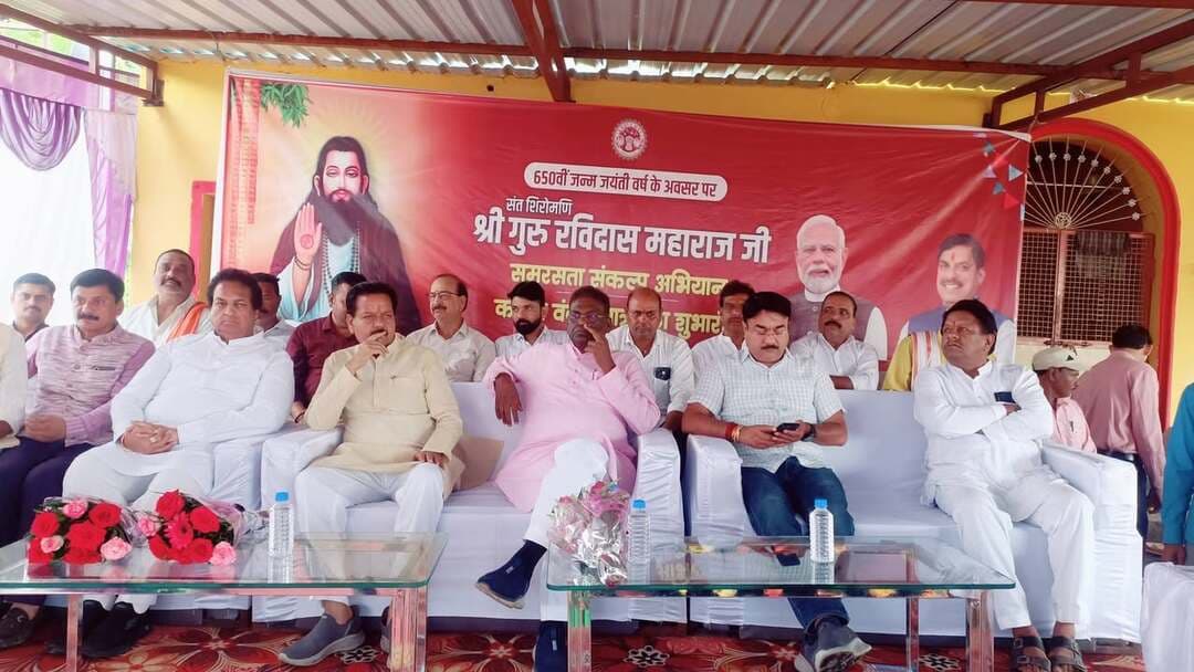 संत शिरोमणि श्री गुरु रविदास महाराज जी के 650वीं जन्म जयंती वर्ष के अवसर पर जिले में ‘‘श्री गुरु रविदास महाराज समरसता संकल्प अभियान एवं यात्रा‘‘ का जिला स्तरीय शुभारंभ कार्यक्रम आज रायसेन में संत गुरू रविदास जी मंदिर प्रांगण में आयोजित किया जा रहा है। जिसमें स्वास्थ्य राज्यमंत्री श्री Narendra Shivaji Patel, सांची विधायक Dr Prabhuram Choudhary, भोजपुर विधायक श्री Surendra Patwa , पूर्व केबिनेट मंत्री श्री रामपाल सिंह, श्री राकेश शर्मा सहित अन्य जनप्रतिनिधि, अधिकारी और बड़ी संख्या में नागरिक उपस्थित हैं।
#Raisen Jansampark Madhya Pradesh JDjansampark Bhopal Bhopal Commissioner