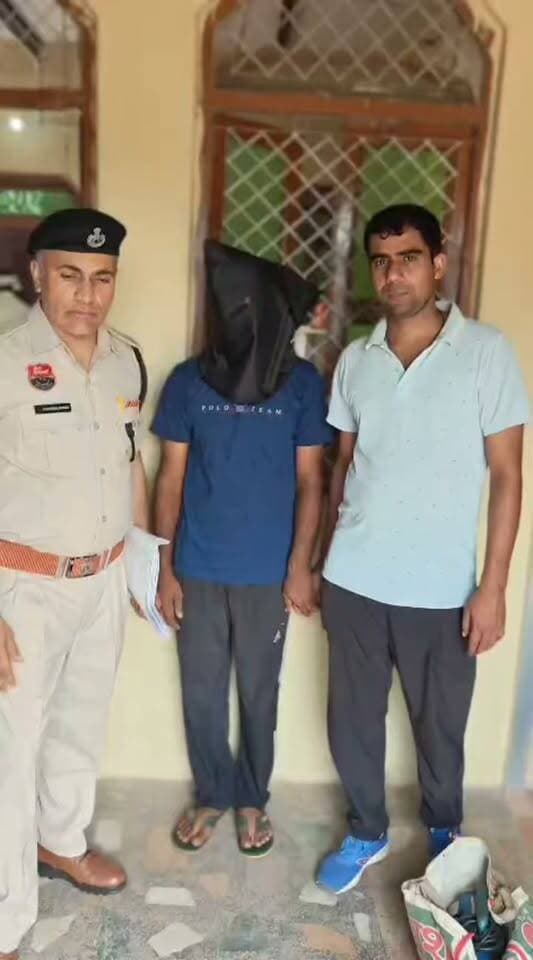 बैंक से रुपये निकालकर बाहर आए व्यक्ति से 50,000 रुपये छीनने की वारदात को अंजाम देने वाले 2 आरोपी गिरफ्तार।
कब्जे से 26,000 रुपये नकद व वारदात में प्रयुक्त 1 मोटरसाइकिल बरामद।
गुरुग्राम, गौरव गर्ग, 19 अगस्त । 17 अगस्त को पुलिस टीम को सूचना मिली कि बोहड़ा कलां स्थित सर्व हरियाणा ग्रामीण बैंक में एक व्यक्ति से 50,000 रुपये छीनकर 2 युवक मौके से फरार हो गए हैं। पुलिस टीम उपरोक्त स्थान पर पहुंची, जहां शिकायतकर्ता ने पुलिस टीम को पूरी घटना से अवगत कराया। शिकायतकर्ता ने बताया कि वह अपने बेटे अनिल कुमार के साथ बैंक में रुपये निकालने के लिए आया था। उसने बैंक से कुल 53,200 रुपये निकाले, जिसमें से 3,200 रुपये अपनी जेब में रख लिए तथा 50,000 रुपये अलग रखकर बैंक गेट के पास खड़ा था। इसी दौरान बैंक के अंदर पहले से मौजूद 2 युवक अचानक उसके पास आए तथा उसे धक्का मारकर 50,000 रुपये छीनकर मौके से फरार हो गए। प्राप्त शिकायत पर BNS की संबंधित धाराओं के तहत पुलिस थाना बिलासपुर, गुरुग्राम में अभियोग अंकित किया गया।
अपराध शाखा बिलासपुर, गुरुग्राम की पुलिस टीम ने कार्रवाई करते हुए उपरोक्त अभियोग में 2 आरोपियों को 18 अगस्त को बिलासपुर चौक, गुरुग्राम से काबू किया। आरोपियों की पहचान अली (उम्र 25 वर्ष) निवासी झुग्गी-झोपड़ी, लोहा मंडी, अलवर (राजस्थान) वर्तमान निवासी श्मशान घाट के पास, तावड़ू, गुरुग्राम तथा 2. जुगनू (उम्र 19 वर्ष) निवासी झुग्गी-झोपड़ी, लोहा मंडी, अलवर (राजस्थान) वर्तमान निवासी श्मशान घाट के पास, तावड़ू, गुरुग्राम के रूप में हुई।
पुलिस पूछताछ में ज्ञात हुआ कि उपरोक्त दोनों आरोपी नशा करने के आदी हैं तथा अपनी नशे की पूर्ति के लिए इन्होंने उपरोक्त स्नेचिंग की वारदात को अंजाम दिया था। पुलिस पूछताछ में आरोपियों द्वारा जिला गुरुग्राम में चोरी की 2 अन्य वारदातों को अंजाम देने का भी खुलासा किया गया है।
आरोपियों के आपराधिक रिकॉर्ड के अवलोकन से ज्ञात हुआ कि आरोपियों द्वारा जिला गुरुग्राम में चोरी की 2 अन्य वारदातों का खुलासा किया गया है, जिनके संबंध में पुलिस थाना पटौदी तथा पुलिस थाना बिलासपुर, गुरुग्राम में अभियोग अंकित हैं।
आरोपियों के कब्जे से 26,000 रुपये नकद तथा वारदात में प्रयुक्त 1 मोटरसाइकिल बरामद की गई।
पुलिस टीम द्वारा उपरोक्त दोनों आरोपियों को आज माननीय अदालत में पेश किया जाएगा। अभियोग का अनुसंधान जारी है।