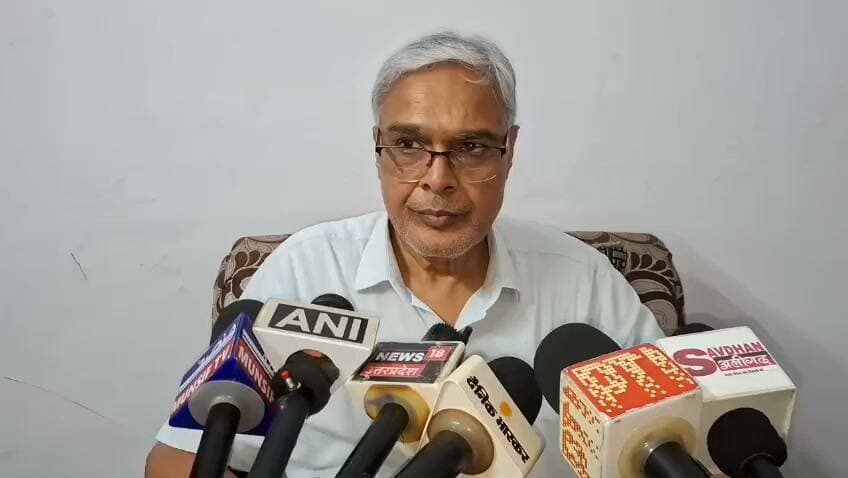#अलीगढ AMU जमीन विवाद पर शिक्षकों का बड़ा हमला, बोले- धोखे से कराई फेंसिंग, दस्तावेज हमारे पास; कोर्ट जाने की चेतावनी,अलीगढ़ मुस्लिम विश्वविद्यालय की जमीन पर नगर निगम की कार्रवाई के बाद विवाद बढ़ गया है। AMUTA की आपात बैठक में शिक्षकों ने कार्रवाई को अवैध बताते हुए नगर निगम पर गुमराह करने का आरोप लगाया। सचिव डॉ. तुफैल अहमद सिद्दीकी ने कहा कि बातचीत में कार्रवाई रोकने का आश्वासन दिया गया था, लेकिन बाद में फेंसिंग करा दी गई। शिक्षकों का दावा है कि 1940 से जमीन AMU की है और दस्तावेज विश्वविद्यालय के पास मौजूद हैं। संघ ने 2022 में सेतु निगम द्वारा NOC लेने पर भी सवाल उठाए। AMUTA ने कोर्ट जाने और मुख्यमंत्री से हस्तक्षेप की मांग की है।
#AMU #Aligarh #AMUTA #AMUlandDispute #AligarhNews
