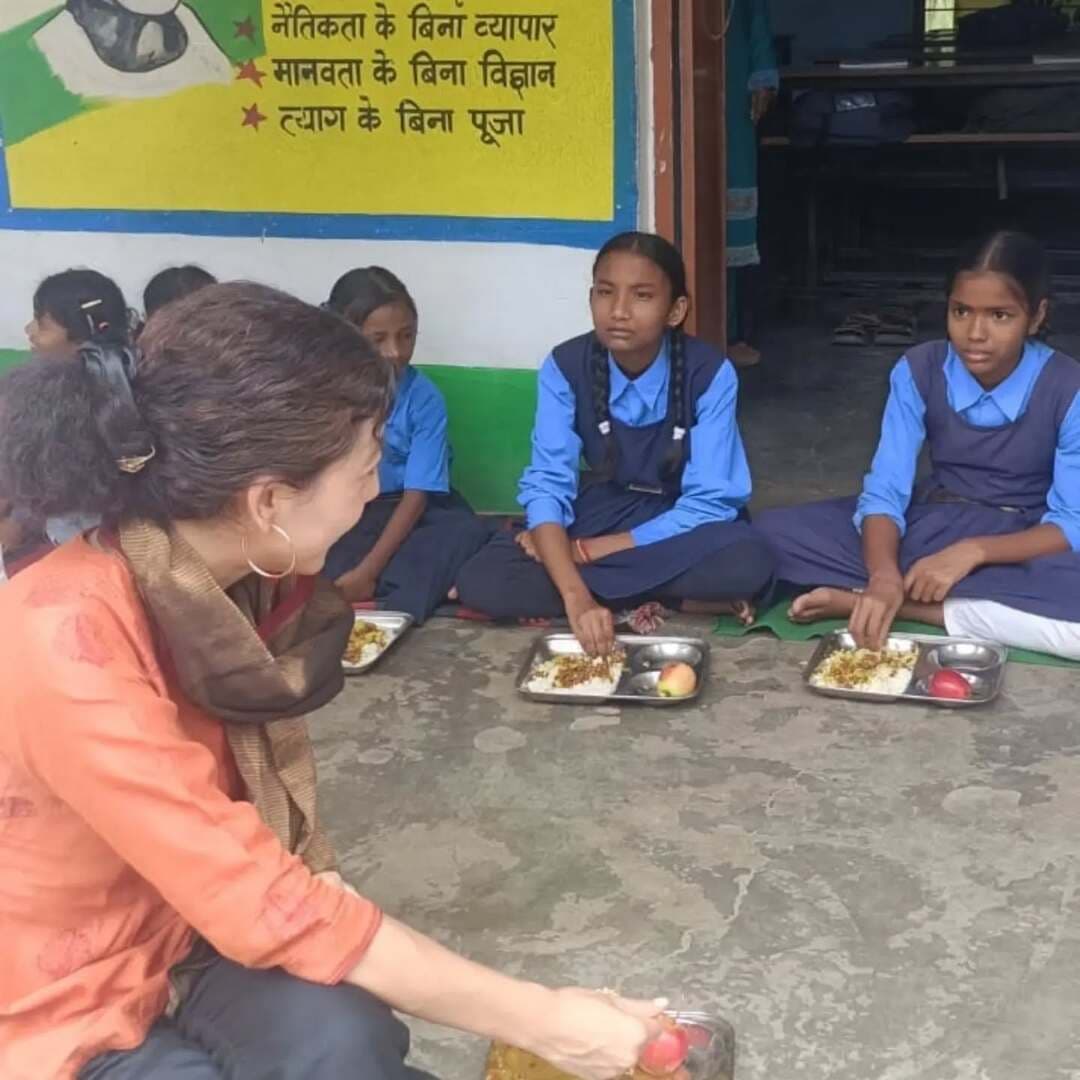 🏫 कन्या मध्य विद्यालय, होरिलगंज का जिला पदाधिकारी ने किया निरीक्षण; बच्चों संग भोजन कर जानी मध्याह्न भोजन की गुणवत्ता
जिला पदाधिकारी, जहानाबाद श्रीमती छिरिङ वाई भूटिया द्वारा कन्या मध्य विद्यालय, होरिलगंज का भ्रमण कर विद्यालय में बच्चों को परोसे जा रहे मध्याह्न भोजन की गुणवत्ता का जायजा लिया गया। इस दौरान जिला पदाधिकारी ने बच्चों के साथ बैठकर भोजन किया तथा उनसे आत्मीय एवं सहज संवाद कर भोजन के स्वाद, गुणवत्ता एवं नियमित उपलब्धता के संबंध में फीडबैक लिया।
जिला पदाधिकारी ने विद्यालय में नामांकन एवं उपस्थिति की भी समीक्षा की। कक्षा 1 से 5 तक कुल नामांकन 122 के विरुद्ध 55 बच्चे उपस्थित पाए गए, जबकि कक्षा 6 से 8 तक कुल नामांकन 385 है। उन्होंने बच्चों की नियमित उपस्थिति सुनिश्चित करने पर विशेष बल दिया।
बच्चों से संवाद के दौरान जिला पदाधिकारी ने कहा कि अच्छे भोजन के साथ अच्छी पढ़ाई भी उतनी ही जरूरी है। विद्यालय में अपराह्न 3 बजे आयोजित खेल कक्षाओं की जानकारी लेते हुए उन्होंने बच्चों को पढ़ाई के साथ-साथ खेलकूद एवं अन्य गतिविधियों में सक्रिय भागीदारी करने तथा हर क्षेत्र में आगे बढ़ने और उत्कृष्ट प्रदर्शन करने के लिए प्रेरित किया।
#Jehanabad #SchoolInspection_MidDayMeal #Education_StudentMotivation
#जिला_प्रशासन_जहानाबाद
#विकसितभारत_समृद्धबिहार_आदर्शजहानाबाद