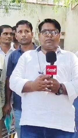 जिला अस्पताल में कार्यरत कार्मिकों को निकाला, प्लेसमेंट एजेंसी के माध्यम से कर रहे थे वर्षों से काम