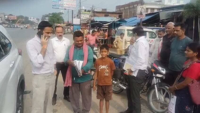 बच्चे की हालत देख रुके डीएम, तत्काल कराया इलाज का इंतजाम
देवरिया। जिलाधिकारी मधुसूदन हुल्गी शुक्रवार को सड़क एवं अन्य निर्माण कार्यों का जायजा लेने निकले थे। इस दौरान सोनूघाट चौराहे पर उन्होंने आमजन से संवाद कर उनकी समस्याओं की जानकारी ली।
इसी बीच जिलाधिकारी की नजर एक आठ-नौ वर्षीय बच्चे पर पड़ी, जिसे उसके अभिभावक चिकित्सकीय जांच के लिए ले जा रहे थे। बच्चे की हालत को देखकर जिलाधिकारी ने तत्काल रुककर अभिभावकों से उसके स्वास्थ्य के बारे में जानकारी ली। अभिभावकों ने बताया कि बच्चा अक्सर मूर्छित हो जाता है और उसे चिकित्सकीय जांच के लिए ले जाया जा रहा है।
मामले को गंभीरता से लेते हुए जिलाधिकारी ने तत्काल मेडिकल कॉलेज के अधिकारियों से वार्ता की और बच्चे के समुचित उपचार तथा आवश्यक जांच कराने के निर्देश दिए। उन्होंने सीटी स्कैन सहित जरूरी चिकित्सकीय जांच तत्काल कराने को कहा और बच्चे को मेडिकल कॉलेज भेजवाने की व्यवस्था कराई।
जिलाधिकारी की इस संवेदनशील पहल की मौके पर मौजूद लोगों ने सराहना की। लोगों ने कहा कि जिलाधिकारी ने मानवीय संवेदना का परिचय देते हुए बच्चे के उपचार के लिए जिस तत्परता से पहल की, वह अत्यंत सराहनीय है। आमजन ने जिलाधिकारी के प्रति आभार भी व्यक्त किया।