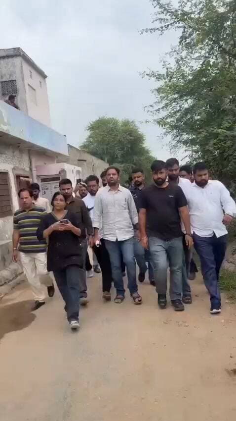 जयपुर में CJP प्रवक्ता आशुतोष रांका और उनकी टीम को गांव से भगाया बाहर, जयपुर के बगरू स्थित राजकीय प्राथमिक स्कूल रामपुरा कंवरपुरा में निरीक्षण करने पहुंचे CJP प्रवक्ता आशुतोष रांका और उनके साथियों का ग्रामीणों ने किया विरोध।।
#cjp #cjpparty #CMO #CMORajasthan #AshutoshRanka