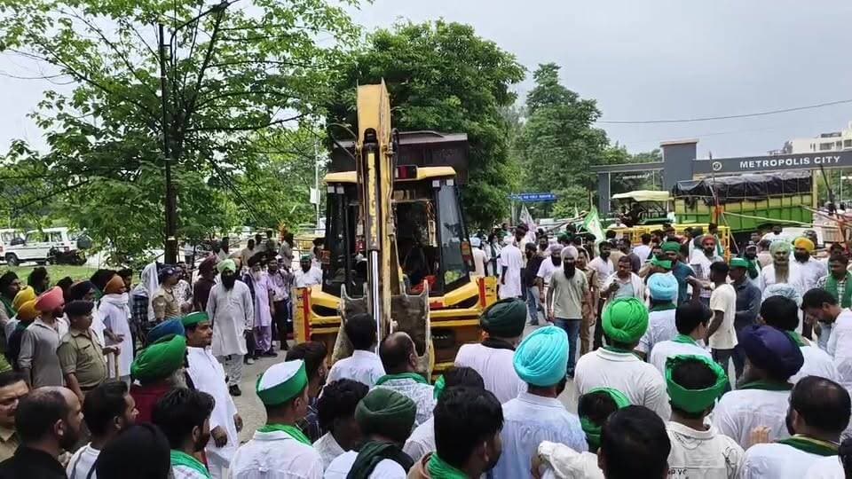 रुद्रपुर- किसानों को समझाते हुए सीओ दौलत राम वर्मा