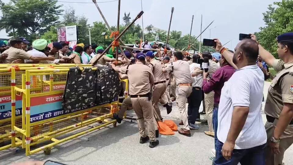 रुद्रपुर में धरना देने पहुंचे किसानों की पुलिस से झड़प