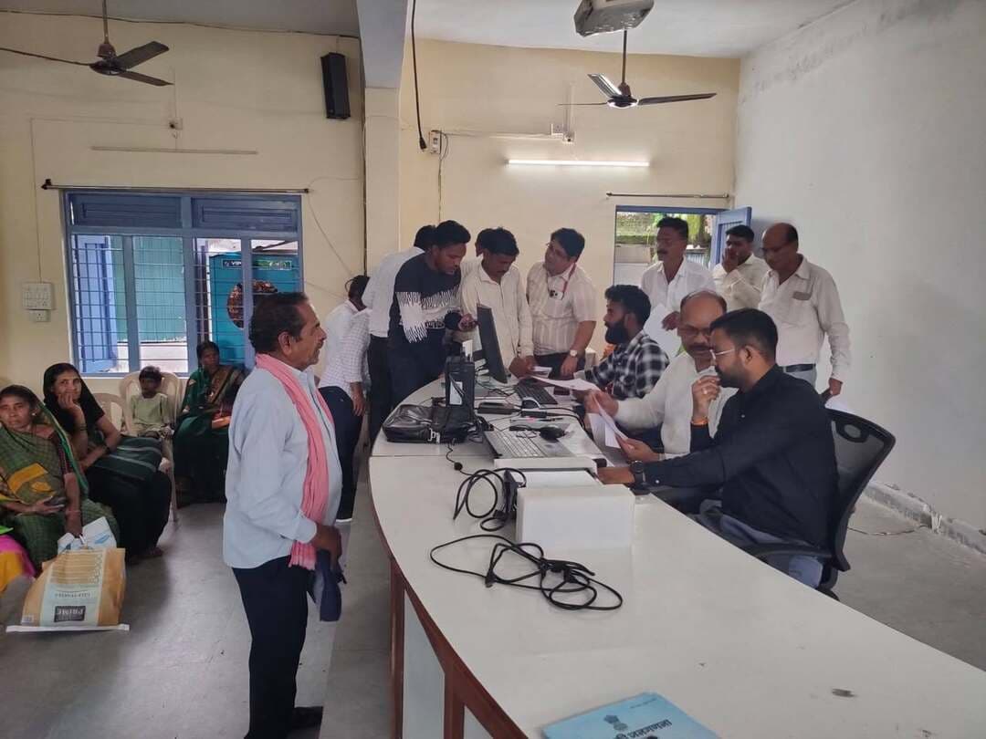 मुख्यमंत्री जन विश्वास अभियान: सिवनी मालवा में लगा विशेष शिविर, 25 सीएम हेल्पलाइन शिकायतों का मौके पर निराकरण
कलेक्टर नर्मदापुरम श्री सोमेश मिश्रा के निर्देशन में मुख्यमंत्री जन विश्वास अभियान के तहत बुधवार को सिवनी मालवा तहसील कार्यालय के जनपद सभागृह में विशेष शिविर का आयोजन किया गया।
शिविर का नेतृत्व एसडीएम श्री विजय राय एवं तहसीलदार श्री नितिन झोड़ ने किया। शिविर में सीएम हेल्पलाइन पोर्टल पर लंबित शिकायतें, लोक सेवा गारंटी अधिनियम के तहत लंबित आवेदन और पीएम-किसान एवं सीएम-किसान योजना से संबंधित तकनीकी त्रुटियों वाली शिकायतों की सुनवाई की गई।
अधिकारियों ने मौके पर ही समस्याओं को सुनकर 25 शिकायतों का संतुष्टिपूर्ण निराकरण कर उन्हें बंद कराया। शेष लंबित मामलों में नियमानुसार त्वरित कार्यवाही का आश्वासन दिया गया।
शिकायतों के त्वरित समाधान पर शिकायतकर्ताओं ने प्रसन्नता व्यक्त करते हुए प्रशासन का आभार माना और मुख्यमंत्री जन विश्वास अभियान की सराहना की। सभी शिकायतकर्ताओं ने स्वेच्छा से अपनी शिकायतें संतुष्टि के साथ बंद करवाईं।
शिविर को सफल बनाने में क्षेत्र के सभी हल्का पटवारी, राजस्व निरीक्षक, नायब तहसीलदार, तहसील कार्यालय के कर्मचारी एवं तकनीकी स्टाफ सक्रिय रूप से उपस्थित रहे।
#narmadapuram CM Madhya Pradesh Dr Mohan Yadav Jansampark Madhya Pradesh Department Of Revenue, Madhya Pradesh Panchayat, Rural Development and Social Welfare Department of Madhya Pradesh General Administration Department, MP
