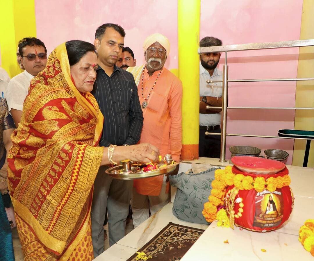 संत शिरोमणि गुरु रविदास जी की 650वीं जन्मजयंती पर कलश वंदन एवं समरसता संकल्प अभियान का हुआ शुभारंभ
रविदास जी की जन्मस्थली काशी से आए कलश को रथ के माध्यम से किया गया रवाना
नर्मदापुरम में हुआ जिला स्तरीय कार्यक्रम,
20 अगस्त से 10 सितंबर तक जिले में भ्रमण करेगा कलश रथ
संत शिरोमणि गुरु रविदास जी की 650वीं जन्म जयंती वर्ष के अवसर पर गुरुवार को नर्मदापुरम के चक्कर रोड चौराहे स्थित संत श्री रविदास महाराज मंदिर परिसर में जिला स्तरीय कलश वंदन एवं समरसता संकल्प अभियान के अंतर्गत कार्यक्रम आयोजित किया गया। कार्यक्रम में संत रविदास जी की जन्मस्थली काशी से प्राप्त पावन कलश का विधिवत पूजन किया गया। कार्यक्रम के दौरान पावन कलश एवं कलश रथ को जिला मुख्यालय से स्थानीय रविदास मंदिरों एवं ग्राम स्तर तक पहुंचाने के लिए रवाना किया गया। यह कलश रथ 20 अगस्त से 10 सितंबर 2026 तक जिले के निर्धारित मार्गों पर भ्रमण करेगा।
कलश रथ यात्रा का मुख्य उद्देश्य संत शिरोमणि श्री रविदास जी महाराज के जीवन दर्शन तथा उनके समता, भक्ति, सेवा, सामाजिक न्याय और मानवता के संदेश को जन-जन तक पहुंचाना है। अभियान के माध्यम से समाज में समरसता, भाईचारे और समानता की भावना को मजबूत करने का संकल्प लिया जाएगा।
उल्लेखनीय है कि मुख्यमंत्री डॉ. मोहन यादव ने मंगलवार को रविंद्र भवन में संत शिरोमणि श्री गुरु रविदास महाराज जी की 650वीं जन्म जयंती वर्ष के अवसर पर आयोजित समरसता संकल्प अभियान एवं कलश वंदन यात्रा का शुभारंभ किया था। इस दौरान मुख्यमंत्री ने संत रविदास महाराज जी के चित्र पर पुष्पांजलि अर्पित कर उनकी जन्मस्थली काशी से आए पावन कलशों का पूजन किया तथा संभागीय प्रतिनिधियों को कलश वितरित किए थे।
इसी क्रम में गुरुवार को नर्मदापुरम जिला मुख्यालय पहुंचे पावन कलश का विधिवत पूजन एवं वंदन किया गया। कार्यक्रम में पूर्व विधानसभा अध्यक्ष एवं नर्मदापुरम विधायक डॉ. सीतासरन शर्मा, लोकसभा सांसद श्री दर्शन सिंह चौधरी, राज्यसभा सांसद श्रीमती माया नारोलिया, नगर पालिका नर्मदापुरम अध्यक्ष श्रीमती नीतू यादव, जनप्रतिनिधि श्रीमती प्रीति शुक्ला, आचार्य पंडित अविनाश मिश्रा, कलेक्टर श्री सोमेश मिश्रा, जिला पंचायत सीईओ श्री हिमांशु जैन, श्री अखिलेश खंडेलवाल सहित अन्य जनप्रतिनिधि एवं अधिकारी उपस्थित रहे। कार्यक्रम में उपस्थित जनप्रतिनिधियों एवं अधिकारियों ने संत रविदास जी के विचारों को आत्मसात करते हुए सामाजिक समरसता, समानता और मानव कल्याण के उनके संदेश को समाज के प्रत्येक वर्ग तक पहुंचाने का संकल्प लिया।
#narmadapuram CM Madhya Pradesh Dr Mohan Yadav Jansampark Madhya Pradesh Department of Culture, Madhya Pradesh Department of Religious trusts & Endowments, MP General Administration Department, MP
