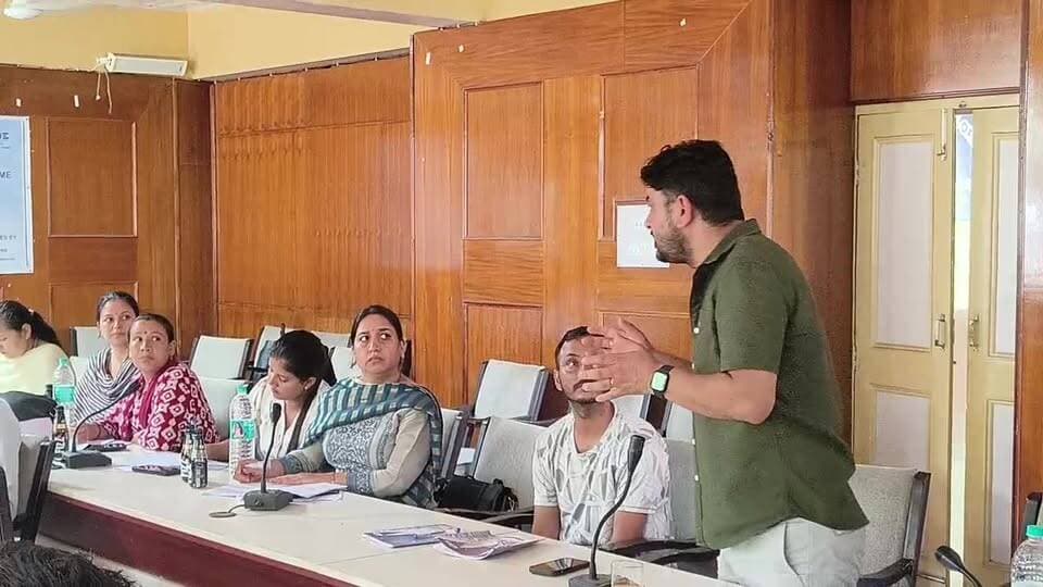 #रामपुर बुशहर : बागवानी विशेषज्ञ डॉ. संजय चौहान बागवानों को आधुनिक तकनीकों के टिप्स देते ...