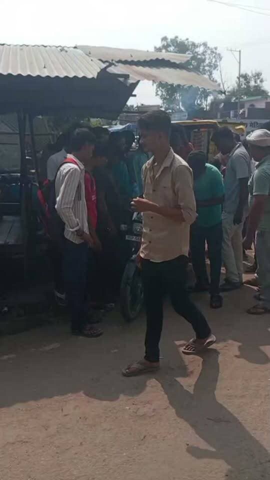 🚨 BREAKING NEWS | महराजगंज
⚠️ पकड़ी चौराहे पर बड़ा हादसा टला!
💥 तेज रफ्तार पिकअप ने खड़ी बाइक में मारी जोरदार टक्कर, टक्कर के बाद बाइक उछलकर सीधे चाय-नाश्ते की दुकान में जा घुसी।
🛑 बाइक की टक्कर से दुकान का काउंटर पलट गया, मिठाइयां बिखर गईं और समोसे समेत अन्य सामग्री बर्बाद हो गई।
😨 दुकान पर बैठे कुछ लोगों को हल्की चोटें आईं, लेकिन गनीमत रही कि कोई जनहानि नहीं हुई।
👮 सूचना पर पहुंची पकड़ी चौकी पुलिस ने दोनों वाहनों को कब्जे में लेकर आगे की कार्रवाई शुरू कर दी है।
📍 स्थान: पकड़ी चौराहा, महराजगंज
🔴 ऐसी ही स्थानीय और ताजा खबरों के लिए जुड़े रहें — Public Maharajganj News पर |
Public maharajganj
#BreakingNews #महराजगंज #Maharajganj #पकड़ी #पकड़ीचौराहा #सड़कहादसा #RoadAccident #AccidentNews #UPNews #MaharajganjNews #PublicMaharajganjNews #LatestNews #ViralNews #UPPolice #TrafficNews