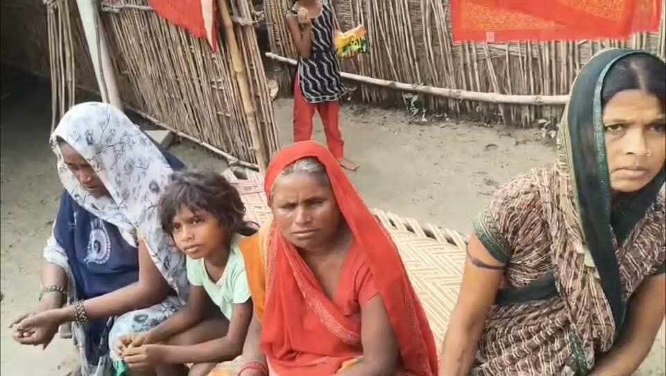 पानी में डूबे आशियाने, आंखों में तैरती बेबसी और अँधेरे में कटती रातें, ऊपर से 400 रूपये दो तब जुड़ेगी लाइट
#Gonda #FloodRelief #GondaAdministration #UPPowerCorporation #UmriBegamganj #AiliParsauli #SaveGondaFarmers #GroundReality