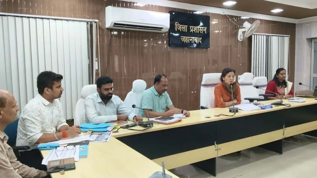 🌊 दरधा नदी के संरक्षण, स्वच्छता एवं सौंदर्यीकरण को लेकर जिला गंगा समिति की बैठक
जिला पदाधिकारी-सह-अध्यक्ष, जिला गंगा समिति, जहानाबाद श्रीमती छिरिङ वाई भूटिया की अध्यक्षता में दरधा नदी से संबंधित कार्यों की समीक्षा की गई।
🔹 साफ-सफाई एवं गाद निकासी हेतु ₹1521.61 लाख के DPR को प्राथमिकता से आगे बढ़ाने का निर्देश।
🔹 संगम घाट से जफरगंज पुल तक रिवर फ्रंट विकास की योजना तैयार करने हेतु बुडको को निर्देश।
🔹 नदी में गिरने वाले नालों पर जाली/स्क्रीन, नियमित सफाई एवं अतिक्रमण हटाने पर जोर।
🔹 सिंगल यूज प्लास्टिक पर रोक एवं पर्यावरण अनुकूल विकल्पों के उपयोग हेतु जन-जागरूकता।
🔹 संगम घाट के सौंदर्यीकरण एवं विद्युत शवदाह गृह के सुचारू संचालन के निर्देश।
जिला पदाधिकारी ने सभी संबंधित विभागों को समन्वय के साथ कार्य करते हुए दरधा नदी को स्वच्छ, अतिक्रमण मुक्त एवं प्रदूषण मुक्त बनाने का निर्देश दिया।
#दरधानदी_नदीसंरक्षण_स्वच्छजहानाबाद #जिला_गंगा_समिति #नमामि_गंगे #जिला_प्रशासन_जहानाबाद
#विकसितभारत_समृद्धबिहार_आदर्शजहानाबाद