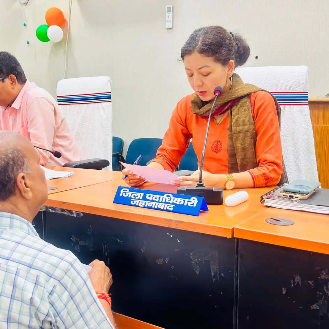 📢 जनता दरबार में 60 शिकायतों पर सुनवाई; त्वरित एवं गुणवत्तापूर्ण निष्पादन के निर्देश
जिला पदाधिकारी, जहानाबाद श्रीमती छिरिङ वाई भूटिया की अध्यक्षता में आयोजित जनता दरबार में आमजनों से प्राप्त 60 शिकायतों/आवेदनों की सुनवाई की गई।
🔹 जीविका के माध्यम से रोजगार से संबंधित आवेदन
🔹 पुरानी जमाबंदी में सुधार
🔹 अतिक्रमण हटाने से संबंधित मामले
🔹 विद्युत विपत्र सुधार
🔹 बंटवारा म्यूटेशन
🔹 नल-जल एवं चापाकल मरम्मति
🔹 भूमि विवाद एवं अन्य राजस्व संबंधी मामले
📌 जिला पदाधिकारी के प्रमुख निर्देश—
🔸 सभी आवेदनों का संवेदनशील, पारदर्शी, समयबद्ध एवं गुणवत्तापूर्ण निष्पादन सुनिश्चित किया जाए।
🔸 भूमि विवाद एवं अतिक्रमण के मामलों की अंचल स्तर पर प्रत्येक सप्ताह, अनुमंडल स्तर पर माह में दो बार तथा जिला स्तर पर माह में एक बार समीक्षा की जाए।
🔸 राजस्व एवं पुलिस पदाधिकारी आपसी समन्वय से लंबित मामलों का प्राथमिकता के आधार पर निष्पादन सुनिश्चित करें।
🔸 जनता दरबार के मामलों में किसी भी स्तर पर अनावश्यक विलंब नहीं हो।
#जनता_दरबार #जहानाबाद #जिला_प्रशासन_जहानाबाद #सबकासम्मानजीवनआसान_जनसमस्या_समाधान
#विकसितभारत_समृद्धबिहार_आदर्शजहानाबाद
Soochna Jansampark