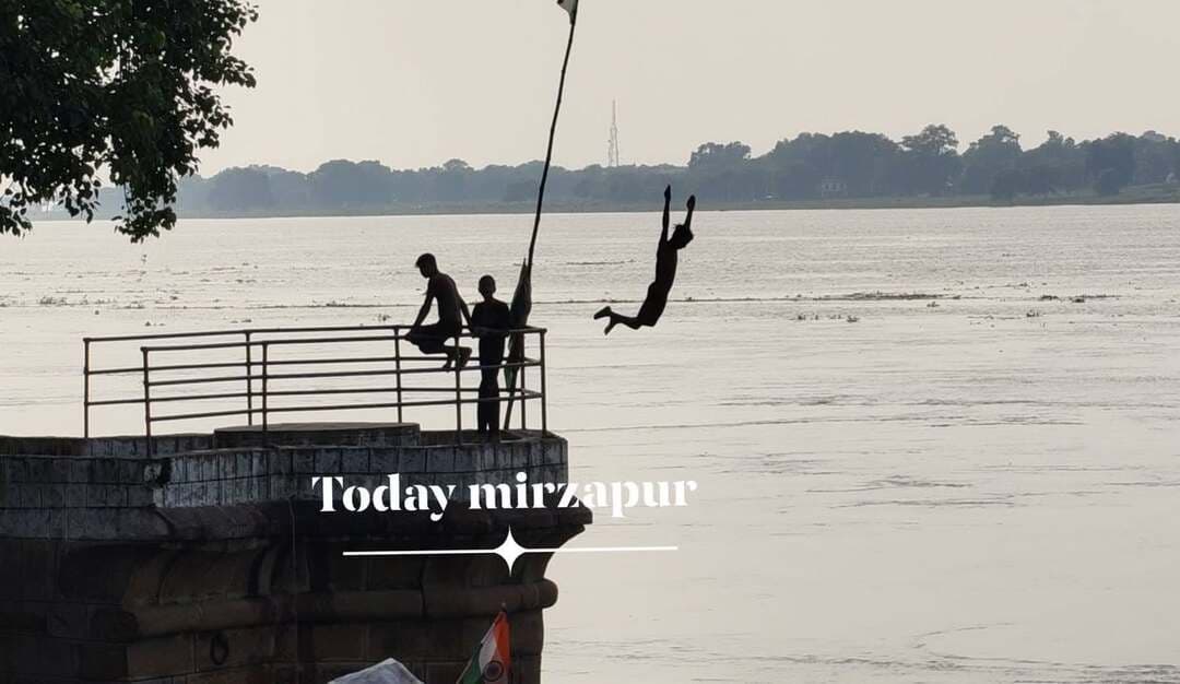 गंगा का बढ़ा जलस्तर, एलियट घाट पर बच्चों का खतरनाक स्टंट
मिर्जापुर। गंगा नदी का जलस्तर लगातार बढ़ने से जहां घाटों पर लोगों की चिंता बढ़ गई है, वहीं मिर्जापुर नगर के एलियट घाट पर कुछ बच्चे अपनी जान जोखिम में डालकर बारहदरी से गंगा में छलांग लगाते नजर आए।
तेज बहाव और बढ़े हुए जलस्तर के बीच बच्चों का इस तरह नदी में कूदना किसी बड़े हादसे को न्योता दे सकता है। ऐसे में परिजनों और स्थानीय लोगों को सतर्क रहने की जरूरत है। प्रशासन से भी मांग है कि घाटों पर निगरानी बढ़ाकर बच्चों को इस तरह के जानलेवा स्टंट करने से रोका जाए।
मानसून के दौरान गंगा का जलस्तर बढ़ने पर नदी और घाटों के आसपास विशेष सावधानी जरूरी है। हाल के दिनों में मिर्जापुर में भारी बारिश के कारण बाढ़ जैसे हालात और रेस्क्यू अभियान भी सामने आए हैं।
#Mirzapur #TodayMirzapur #Ganga #GangaWaterLevel #ElliotGhat #MirzapurNews #मिर्जापुर #गंगा #एलियटघाट #सावधान