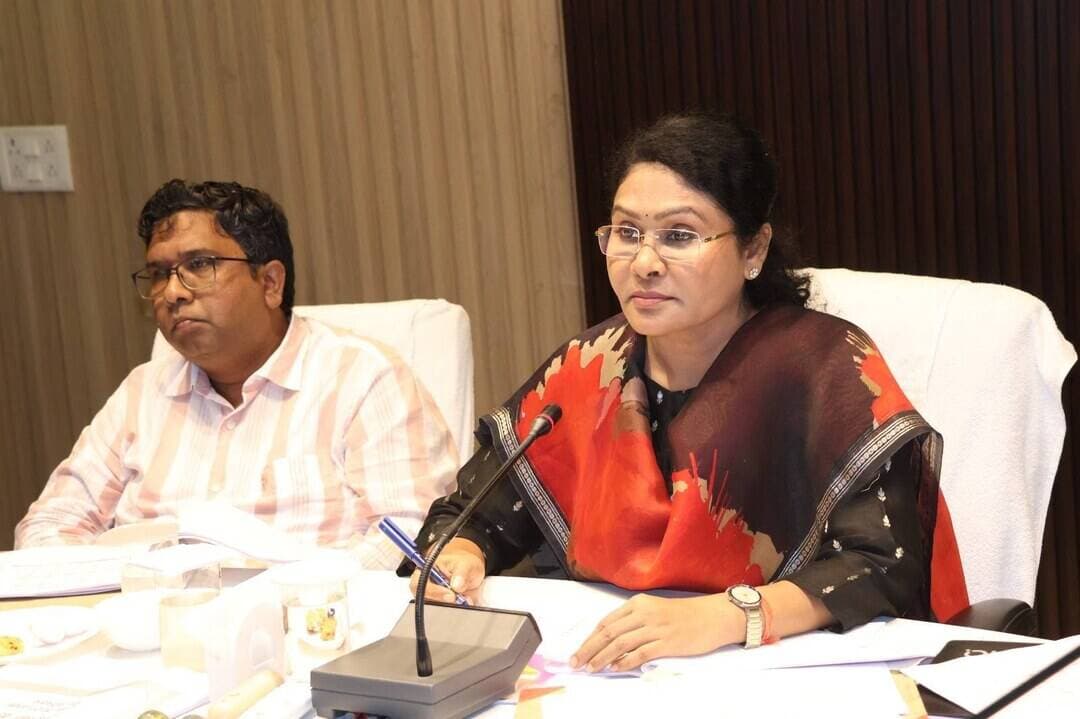 कलेक्टर श्रीमती दिव्या उमेश मिश्रा ने सभी राजस्व अधिकारियों को राजस्व प्रकरणों का निराकरण निर्धारित समयावधि में करने के निर्देश दिए हैं। कलेक्टर श्रीमती मिश्रा आज संयुक्त जिला कार्यालय सभाकक्ष में आयोजित राजस्व अधिकारियों की समीक्षा बैठक में जिले के सभी राजस्व अधिकारियों को उक्ताशय के निर्देश दिए हैं।
#baloddistrict
#chhattisgarh