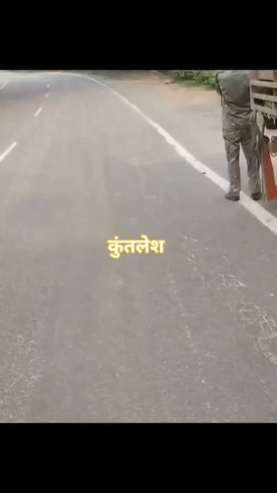 नौवामाइल घाटी में सरिया लदा ट्रेलर पलटा, धधक उठा वाहन; चालक-खलासी घायल, मची अफरा-तफरी
