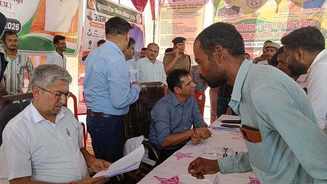 मुख्यमंत्री जनविश्वास अभियान के तहत संभागीय आयुक्त की अध्यक्षता में जनसुनवाई संपन्न
150 से अधिक आवेदनों पर हुई सुनवाई, अधिकारियों को त्वरित निराकरण के निर्देश
जनसुनवाई के दौरान हुआ उद्यम संवाद
मुख्यमंत्री जनविश्वास अभियान के अंतर्गत संभागीय आयुक्त श्री मनोज खत्री की अध्यक्षता में आज शुक्रवार को सेवढ़ा में जनसुनवाई आयोजित की गई। जनसुनवाई में कलेक्टर श्री स्वप्निल वानखड़े एवं मुख्य कार्यपालन अधिकारी, जिला पंचायत श्री अक्षय कुमार तेम्रवाल ने भी आमजन के आवेदन प्राप्त कर उनकी समस्याएं सुनीं। इस दौरान 150 से अधिक आवेदनों पर सुनवाई की गई तथा संबंधित अधिकारियों को आवेदनों का त्वरित एवं प्राथमिकता के साथ निराकरण सुनिश्चित करने के निर्देश दिए गए।
संभागीय आयुक्त श्री मनोज खत्री ने जनसुनवाई के दौरान आमजन से सीधे संवाद कर उनकी समस्याओं की जानकारी ली। उन्होंने विद्युत एवं पेयजल व्यवस्था, मध्यान्ह भोजन, शासकीय विद्यालयों में पुस्तक एवं साइकिल वितरण सहित विभिन्न विषयों पर संबंधित अधिकारियों से जानकारी लेकर आवश्यक दिशा-निर्देश दिए। उन्होंने शासकीय विद्यालयों में नामांकन एवं ड्रॉपआउट की स्थिति की भी जानकारी लेते हुए विद्यार्थियों की शिक्षा से जुड़े विषयों पर विशेष ध्यान देने के निर्देश दिए।
जनसुनवाई में हुआ उद्यम संवाद
जनसुनवाई के दौरान उद्यम संवाद का भी आयोजन किया गया। इसमें युवाओं एवं नागरिकों को स्वयं का उद्योग स्थापित करने तथा उसके विकास के लिए शासन द्वारा संचालित विभिन्न योजनाओं एवं प्रयासों की जानकारी दी गई। साथ ही मुख्यमंत्री उद्यम क्रांति योजना सहित स्वरोजगार से जुड़ी विभिन्न योजनाओं के बारे में भी विस्तार से बताया गया।
इस दौरान श्री राहुल शर्मा ने अपने अनुभव साझा करते हुए बताया कि उन्होंने शासन द्वारा प्रदान की गई सब्सिडी का लाभ लेकर कस्टम हायरिंग सेंटर स्थापित किया है। वर्तमान में उनके द्वारा लगभग 7-8 लोगों को रोजगार भी उपलब्ध कराया जा रहा है। उन्होंने अन्य युवाओं को भी स्वयं का उद्योग स्थापित कर आत्मनिर्भर बनने के लिए प्रेरित किया।
संभागीय आयुक्त श्री खत्री ने युवाओं से स्वरोजगार एवं उद्यमिता की दिशा में आगे बढ़ने का आह्वान करते हुए कहा कि शासन की विभिन्न योजनाओं का लाभ लेकर युवा अपने स्वयं के उद्योग स्थापित कर न केवल आत्मनिर्भर बन सकते हैं, बल्कि अन्य लोगों को भी रोजगार उपलब्ध करा सकते हैं।
Dr Mohan Yadav
CM Madhya Pradesh
Jansampark Madhya Pradesh
#datia #दतिया #CMMadhyapradesh #jansamparkMP