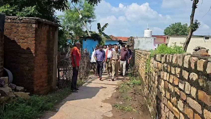 *बरदहा नदी में बाढ़ से प्रभावित क्षेत्र का डीएम व एसपी ने किया स्थलीय निरीक्षण*
*स्वास्थ्य सुविधाओं एवं आवश्यक वस्तुओं की उपलब्धता का लिया जायजा, ग्रामीणों की समस्याओं के शीघ्र निस्तारण के दिए निर्देश*
जनपद में लगातार हो रही वर्षा के कारण बरदहा नदी में आई बाढ़ से ग्राम पंचायत ऊंचाडीह के मजरा चमरौहा का संपर्क मार्ग प्रभावित होने के दृष्टिगत जिलाधिकारी श्री पुलकित गर्ग एवं पुलिस अधीक्षक श्री अरुण कुमार सिंह ने प्रभावित क्षेत्र का स्थलीय निरीक्षण किया। अधिकारियों ने मौके पर पहुंचकर ग्रामीणों को उपलब्ध कराई जा रही स्वास्थ्य सुविधाओं, आवश्यक वस्तुओं की आपूर्ति तथा आवागमन की स्थिति का जायजा लिया।
वर्तमान में बरदहा नदी में पीएसी की स्टीमर बोट लगाई गई है, जिसके माध्यम से ग्रामीणों तक आवश्यक वस्तुओं का आदान-प्रदान एवं पहुंच सुनिश्चित की जा रही है। स्थानीय ग्रामीणों ने स्टीमर बोट की व्यवस्था किए जाने पर जिलाधिकारी एवं जिला प्रशासन के प्रति आभार व्यक्त करते हुए बताया कि इससे आवागमन एवं आवश्यक वस्तुओं की उपलब्धता में काफी सहूलियत हो रही है।
निरीक्षण के दौरान स्वास्थ्य विभाग द्वारा लगाए गए स्वास्थ्य शिविर का भी जिलाधिकारी एवं पुलिस अधीक्षक ने निरीक्षण किया। जिलाधिकारी ने शिविर में तैनात स्वास्थ्यकर्मियों से दवाओं एवं स्वास्थ्य सेवाओं का लाभ लेने वाले लोगों की जानकारी प्राप्त की। स्वास्थ्य विभाग की टीम ने बताया कि पूर्व दिवस लगभग 100 लोगों द्वारा स्वास्थ्य सेवाओं एवं दवाओं का लाभ लिया गया, जबकि आज दोपहर 2 बजे तक लगभग 75 लोगों को दवाएं उपलब्ध कराई जा चुकी हैं।
जिलाधिकारी ने स्थानीय ग्रामीणों से संवाद कर गांव की समस्याओं की जानकारी ली। ग्रामीणों द्वारा सड़क, नाली एवं विद्युत संबंधी समस्याओं से अवगत कराया गया। जिलाधिकारी ने मौके पर सड़क एवं नालियों की स्थिति का निरीक्षण करते हुए संबंधित अधिकारियों को समस्याओं के निस्तारण के निर्देश दिए तथा ग्रामीणों को आश्वस्त किया कि आवश्यक कार्रवाई कर समस्याओं का समाधान कराया जाएगा।
कुछ ग्रामीणों द्वारा बरदहा नदी पर पुल निर्माण की आवश्यकता बताई गई, जिससे क्षेत्र में आवागमन सुचारु रूप से संचालित हो सके। जिलाधिकारी ने ग्रामीणों की समस्या को गंभीरता से लेते हुए कहा कि इसकी कार्ययोजना बनाकर प्राथमिकता से शासन को भेजी जाएगी।
निरीक्षण के दौरान जिलाधिकारी ने स्थानीय लोगों से क्षेत्र में होने वाली प्रमुख फसलों के संबंध में जानकारी ली। ग्रामीणों ने बताया कि क्षेत्र में मुख्य रूप से गेहूं, धान एवं सरसों की खेती की जाती है। जिलाधिकारी ने किसानों को चना, मूंग एवं मिलेट्स जैसी कम पानी में बेहतर उत्पादन देने वाली फसलों की खेती पर विशेष ध्यान देने के लिए प्रेरित किया। उन्होंने कहा कि इन फसलों में पानी की आवश्यकता अपेक्षाकृत कम होती है तथा किसानों को अच्छी पैदावार के साथ बेहतर आय भी प्राप्त हो सकती है।
इस अवसर पर उप जिलाधिकारी मानिकपुर, खंड विकास अधिकारी सहित संबंधित विभागों के अधिकारी एवं कर्मचारी उपस्थित रहे।