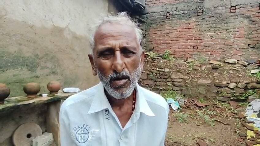 मानिकपुर चूरेह केशरुआ के अहिरान डांड़ी में बारिश के दौरान गिरा मकान बाल बाल बचा परिवार पीड़ित ने पीएम आवास दिलाए जाने की मांग की। मामला चित्रकूट जनपद के मानिकपुर तहसील क्षेत्र के चूरेह केशरुआ के अहिरान डांड़ी गांव का है जहां बारिश के दौरान अचानक कच्चा मकान भर भरा कर गिर गया जिसके नीचे सो रहा एक परिवार बाल बाल बच गया पीड़ित जीत यादव ने आज शुक्रवार की सुबह 11 बजे घटना की जानकारी देते हुए बताया कि उनका मकान कई वर्ष पुराना है जिसमें वह अपने छोटे बच्चों और परिवार के साथ सो रहे थे तभी रात्रि में हो रही बारिश के दौरान अचानक उनके मकान गिरने लगा जिसकी आहट मिलते ही वह परिवार सहित मकान के नीचा से भागने में कामयाब रहे पीड़ित ने बताया कि उन्होंने प्रधानमंत्री आवास योजना के तहत आवेदन किया पर उन्हें प्रधानमंत्री आवास योजना का लाभ नहीं मिला जिससे वह इसी मकान में रहते थे आप भी सुने क्या कहना है पीड़ित जीत यादव का