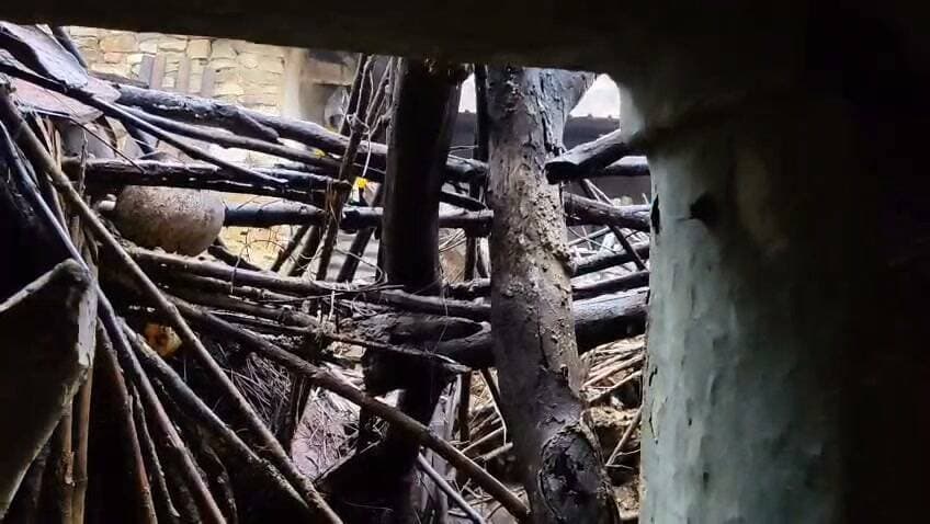 मानिकपुर चूरेह केशरुआ के अहिरान डांड़ी में बारिश के दौरान गिरा मकान बाल बाल बचा परिवार पीड़ित ने पीएम आवास दिलाए जाने की मांग की। मामला चित्रकूट जनपद के मानिकपुर तहसील क्षेत्र के चूरेह केशरुआ के अहिरान डांड़ी गांव का है जहां बारिश के दौरान अचानक कच्चा मकान भर भरा कर गिर गया जिसके नीचे सो रहा एक परिवार बाल बाल बच गया पीड़ित जीत यादव ने आज शुक्रवार की सुबह 11 बजे घटना की जानकारी देते हुए बताया कि उनका मकान कई वर्ष पुराना है जिसमें वह अपने छोटे बच्चों और परिवार के साथ सो रहे थे तभी रात्रि में हो रही बारिश के दौरान अचानक उनके मकान गिरने लगा जिसकी आहट मिलते ही वह परिवार सहित मकान के नीचा से भागने में कामयाब रहे पीड़ित ने बताया कि उन्होंने प्रधानमंत्री आवास योजना के तहत आवेदन किया पर उन्हें प्रधानमंत्री आवास योजना का लाभ नहीं मिला जिससे वह इसी मकान में रहते थे आप भी सुने क्या कहना है पीड़ित जीत यादव का