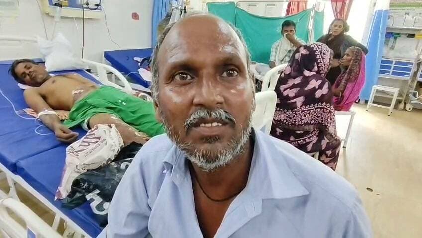 चित्रकूट रैपुरा के बांधा में आकाशीय बिजली की चपेट में आने से व्यक्ति झुलसा जिला अस्पताल में कराया गया भर्ती। मामला चित्रकूट जनपद के रैपुरा थाना क्षेत्र के बांधा गांव का बीते गुरुवार और शुक्रवार की मध्य रात्रि लगभग 3 बजे का है जहां आकाशीय बिजली की चपेट में आने से व्यक्ति झुलस गया घायल व्यक्ति अखिलेश पुत्र रविकरन के परिजनों ने आज शुक्रवार की सुबह 9:00 बजे घटना की जानकारी देते हुए बताया कि अखिलेश रात्रि में खाने के बाद सो गया तभी रात्रि लगभग 3 बजे अचानक बारिश शुरू हो गई और अखिलेश के मवेशी बाहर बंधे थे जिनको बारिश से बचाने के लिए अखिलेश जैसे ही घर के बाहर निकला वैसे ही अचानक आकाशीय बिजली गिर गई जिसकी चपेट में आने से अखिलेश गंभीर रूप से झुलस गया वहीं जानकारी होते ही परिजन अखिलेश को गंभीर अवस्था में सोनपुर जिला अस्पताल मिलकर भर्ती कराया है जहां अखिलेश का इलाज किया जा रहा है