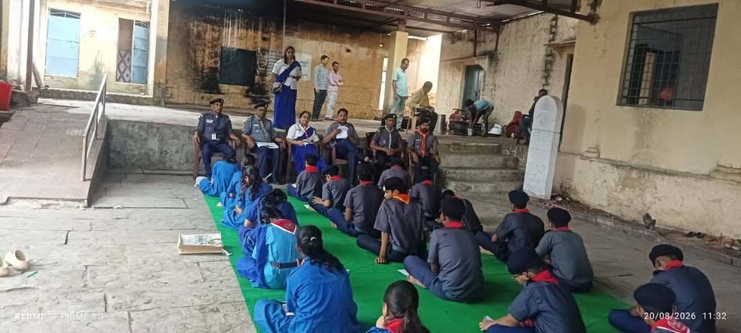 साहस, स्वावलंबन और अनुशासन का प्रदर्शन
विजयपुर में संभाग स्तरीय तृतीय सोपान जांच शिविर
-----
कलेक्टर सुश्री शीला दाहिमा के मार्गदर्शन तथा जिला शिक्षा अधिकारी एवं जिला कमिश्नर स्काउट श्री यश जैन के निर्देशन में विजयपुर में संभाग स्तरीय तृतीय सोपान स्काउट-गाइड जांच शिविर आयोजित किया जा रहा है। शिविर में विभिन्न विद्यालयों से आए स्काउट एवं गाइड उत्साहपूर्वक विभिन्न गतिविधियों में सहभागिता कर अपनी दक्षता का प्रदर्शन कर रहे हैं।
शिविर के दौरान स्काउट एवं गाइड की साहस, स्वावलंबन, अनुशासन, नेतृत्व क्षमता, कठिन परिश्रम तथा विपरीत परिस्थितियों में धैर्य एवं संयम के साथ रहने की क्षमता का परीक्षण किया जा रहा है। प्रतिभागियों को विभिन्न व्यवहारिक गतिविधियों एवं परिस्थितियों के माध्यम से अपनी दक्षता साबित करने का अवसर मिल रहा है।
शिविर का उद्देश्य विद्यार्थियों में केवल स्काउटिंग कौशल विकसित करना ही नहीं, बल्कि उन्हें आत्मनिर्भर, अनुशासित, जिम्मेदार एवं विपरीत परिस्थितियों का सामना करने में सक्षम नागरिक के रूप में तैयार करना है। गतिविधियों के दौरान विद्यार्थियों में टीम भावना, नेतृत्व क्षमता और सेवा की भावना को भी प्रोत्साहित किया जा रहा है।
तृतीय सोपान के बाद राज्यपाल अवार्ड की ओर बढ़ेंगे कदम
तृतीय सोपान जांच शिविर में सफल होने वाले स्काउट एवं गाइड आगामी चरण में लगभग 9 माह बाद आयोजित राज्य स्तरीय राज्यपाल अवार्ड जांच शिविर में सहभागिता करेंगे। राज्य स्तरीय जांच में सफलता प्राप्त करने वाले स्काउट एवं गाइड को राज्य का प्रतिष्ठित राज्यपाल अवार्ड प्राप्त करने का अवसर मिलेगा।
इस प्रकार तृतीय सोपान जांच शिविर विद्यार्थियों के लिए केवल एक परीक्षा नहीं, बल्कि साहस, सेवा, अनुशासन और आत्मनिर्भरता के माध्यम से व्यक्तित्व निर्माण की महत्वपूर्ण यात्रा है।
-
CM Madhya Pradesh
Jansampark Madhya Pradesh
#JansamparkMP
#sheopur