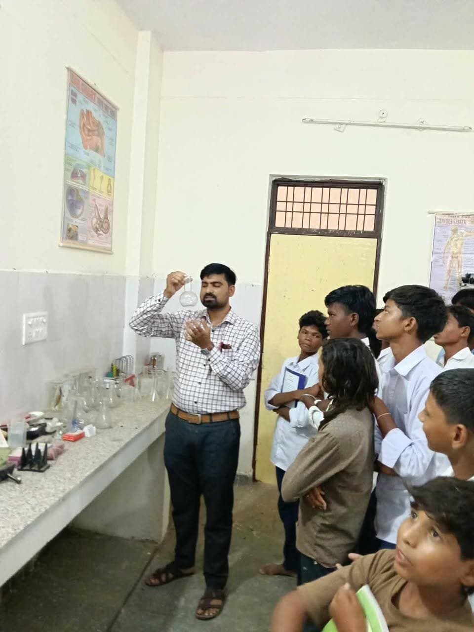 प्रयोग करके सीख रहे विद्यार्थी, विज्ञान शिक्षा को मिल रहा व्यवहारिक स्वरूप
-----
विद्यार्थियों में वैज्ञानिक दृष्टिकोण एवं प्रयोगात्मक सीखने की क्षमता विकसित करने के उद्देश्य से शासकीय हाई स्कूल आबादी पंजाबी में कक्षा नवमी के विद्यार्थियों को विज्ञान की प्रायोगिक गतिविधियों से जोड़ा जा रहा है। इसी क्रम में विद्यालय की विज्ञान प्रयोगशाला में विद्यार्थियों ने विभिन्न वैज्ञानिक उपकरणों एवं प्रयोगों का प्रत्यक्ष अभ्यास किया गया।
प्रयोगशाला में शिक्षक द्वारा विद्यार्थियों को प्रयोग की प्रक्रिया, आवश्यक सावधानियों तथा प्रयोग में उपयोग होने वाले उपकरणों के बारे में जानकारी दी गई। विद्यार्थियों ने शिक्षक के मार्गदर्शन में स्वयं प्रयोग करते हुए वैज्ञानिक अवधारणाओं को समझने का प्रयास किया।
इस दौरान विद्यार्थियों में प्रयोग को लेकर उत्सुकता एवं जिज्ञासा देखने को मिली। पुस्तकीय ज्ञान को प्रयोगशाला में वास्तविक अनुभव से जोड़ने से विद्यार्थियों को विषय को अधिक सहजता एवं प्रभावी ढंग से समझने का अवसर मिल रहा है।
विद्यालय में इस प्रकार की गतिविधियों के माध्यम से ‘करके सीखने’ की अवधारणा को बढ़ावा दिया जा रहा है, जिससे विद्यार्थियों में वैज्ञानिक सोच, तर्क क्षमता, निरीक्षण कौशल एवं समस्या समाधान की क्षमता विकसित हो रही है। विज्ञान विषय को केवल पाठ्यक्रम तक सीमित न रखते हुए उसे व्यवहारिक अनुभव से जोड़ने की दिशा में विद्यालय द्वारा पहल की गई है।
-
CM Madhya Pradesh
Jansampark Madhya Pradesh
#JansamparkMP
#sheopur