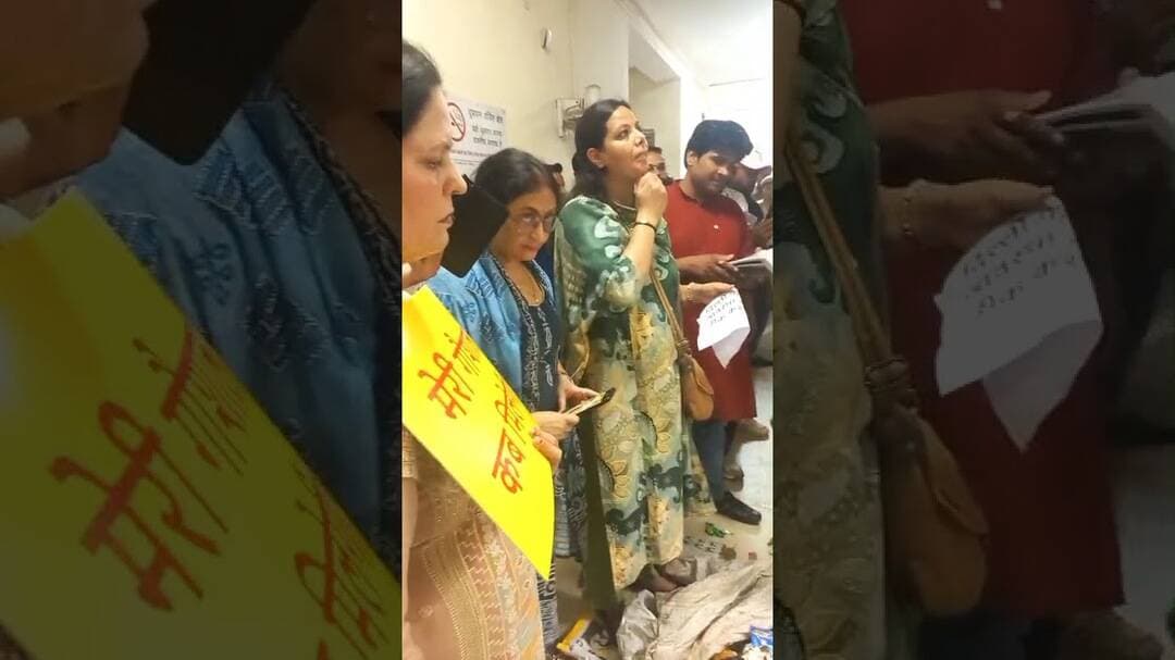 MCD Office में कूड़े पर लेटकर आम आदमी पार्टी के निगम पार्षद ने किया प्रदर्शन #aapparty #McdNews #Bjp