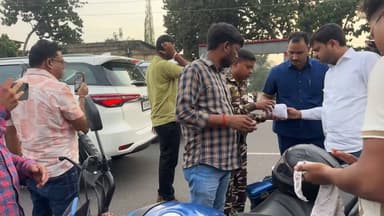 सड़क हादसे में घायलों की मदद को फिर आगे आए महापौर
झरिया जाने के दौरान ऑटो की टक्कर से बाइक सवार महिला और पुरुष सड़क पर गिरकर घायल हो गए। हादसा देख महापौर संजीव सिंह ने तत्काल अपना वाहन रुकवाया और वाहन में मौजूद फर्स्ट एड किट से घायल को उपचार कर भेजा।