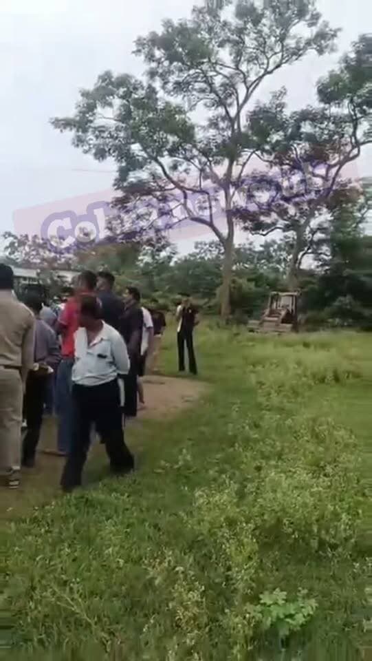 प्रेमनगर टी-गार्डन में पहुंची जेसीबी , जमीन कब्जाने की कोशिश का आरोप! UKD सैनिक प्रकोष्ठ पहुंचा मौके पर
प्रेमनगर के टी-गार्डन क्षेत्र में जमीन पर कब्जे की कोशिश का आरोप, दो JCB मशीनें पहुंचने के बाद स्थानीय लोगों ने विरोध किया।
हंगामा बढ़ा तो उक्रांद के केंद्रीय महासचिव देवेंद्र सिंह भी मौके पर पहुंचे। सूचना पर पुलिस ने पहुंचकर संबंधित लोगों को प्रेमनगर चौकी ले गई।
अब सवाल सीधा है—जमीन किसकी है? JCB किसके आदेश पर पहुंची और क्या जमीन के कागजात व अनुमति की जांच हुई?
उत्तराखंड की जमीन पर JCB चलाने से पहले कानून और कागजात की जांच जरूरी है। प्रशासन निष्पक्ष जांच करे और अगर कब्जे की कोशिश साबित होती है तो जिम्मेदारों पर कार्रवाई हो।
उत्तराखंड के जल-जंगल-जमीन की लड़ाई अब सवाल नहीं, सीधी चुनौती है।
वैसे टी गार्डन में बहुत बड़ा खेला हो रखा है जल्द विस्तृत रिपोर्ट आपके मोबाईल की स्क्रीन पर होंगी
#टीगार्डन #प्रेमनगर #जमीन_कब्जा #उत्तराखंड #उक्रांद जल_� Yashpal Negi @top fans Ramesh Dhaundiyal उक्रांद UKD Aryandra Sharma Surender Singh Jitendra Singh Panwar Amit Panwar Vijay Pal Singh Bartwal