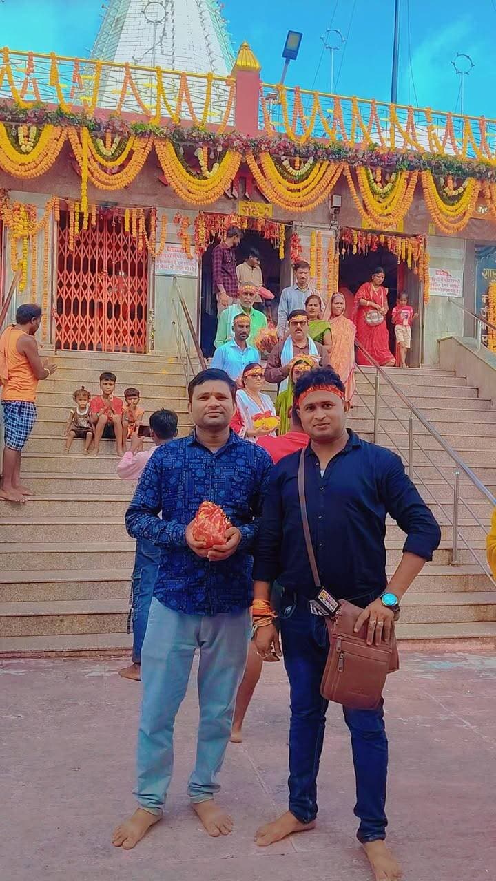 मध्य प्रदेश में स्थित मां शारदा माता मंदिर में डॉ. मामा जी एवं परिवार संग किए पावन दर्शन
मध्य प्रदेश की पावन धरती पर स्थित विश्वविख्यात मां शारदा माता मंदिर में डॉ. मामा जी ने अपने परिवार के साथ श्रद्धा और भक्ति भाव से माता के दर्शन किए। मंदिर परिसर में विधि-विधान से पूजा-अर्चना कर मां शारदा से प्रदेशवासियों की सुख-समृद्धि, उत्तम स्वास्थ्य और खुशहाली की कामना की।
मां शारदा का यह दिव्य धाम करोड़ों श्रद्धालुओं की आस्था का प्रमुख केंद्र है, जहां हर वर्ष दूर-दूर से भक्त माता के दर्शन करने पहुंचते हैं। मान्यता है कि सच्चे मन से मां के दरबार में आने वाले प्रत्येक भक्त की मनोकामना अवश्य पूर्ण होती है।
इस अवसर पर पूरे परिवार ने मां शारदा का आशीर्वाद प्राप्त कर प्रदेश एवं देश की उन्नति, शांति और समृद्धि की प्रार्थना की। मंदिर परिसर में भक्ति, श्रद्धा और आध्यात्मिक वातावरण ने सभी श्रद्धालुओं को भाव-विभोर कर दिया।
जय मां शारदा! 🙏