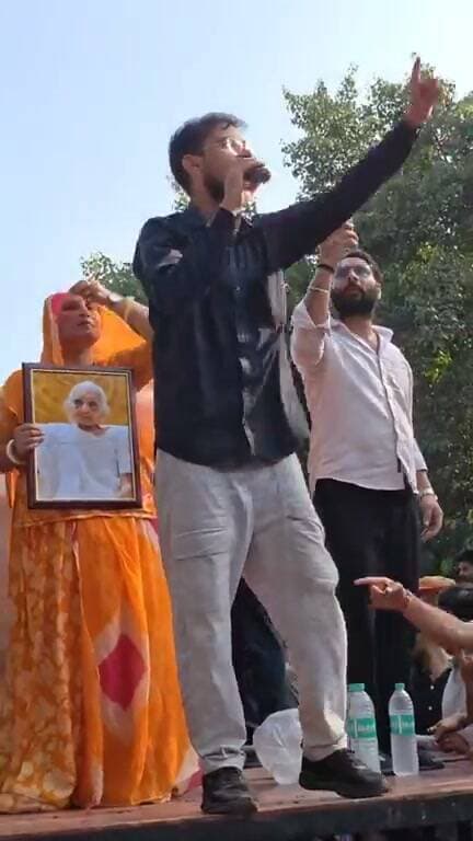 दिल्ली जंतर मंतर पर 'आरक्षण हटाओ आंदोलन' स्थल मंच से भड़के RHA संस्थापक हर्ष दुबे ने अपने लोगों से किया -आह्वान