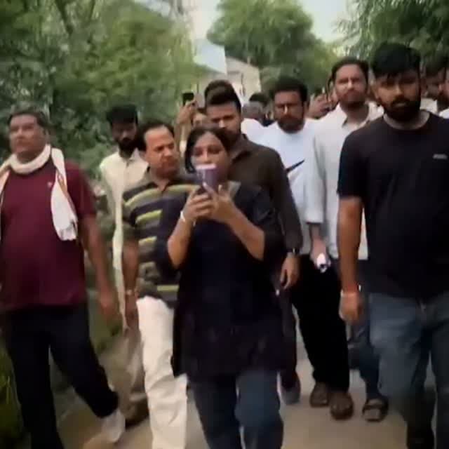 स्कूल का निरीक्षण करने पहुंचे CJP कार्यकर्ताओं को लोगों ने दौड़ाया, प्रवक्ता आशुतोष रांका से मारपीट।
दैनिक वीरधरा राजस्थान।
जयपुर। राजस्थान के जयपुर में कॉकरोच जनता पार्टी (CJP) के स्कूलों का दौरा करने का विरोध शुरू हो गया है। यहां बगरू इलाके में स्थित रामपुरा-कंवरपुरा गांव के राजकीय प्राथमिक स्कूल में सीजेपी के कार्यकर्ता जैसे ही पहुंचे गांव के लोगों ने कार्यकर्ताओं का विरोध किया और उन्हें तुरंत वहां से भगा दिया।
दरअसल, CJP प्रवक्ता आशुतोष रांका इसी स्कूल में पहुंचने वाले थे, लेकिन इससे पहले ग्रामीणों ने सीजेपी के कार्यकर्ताओं को धक्का देकर गांव से बाहर निकाल दिया। इसके बाद ग्रामीण सीजेपी के विरोध में स्कूल के बाहर धरना पर बैठ गए हैं।
#vdn #news #cjp #trending #vairalreels
