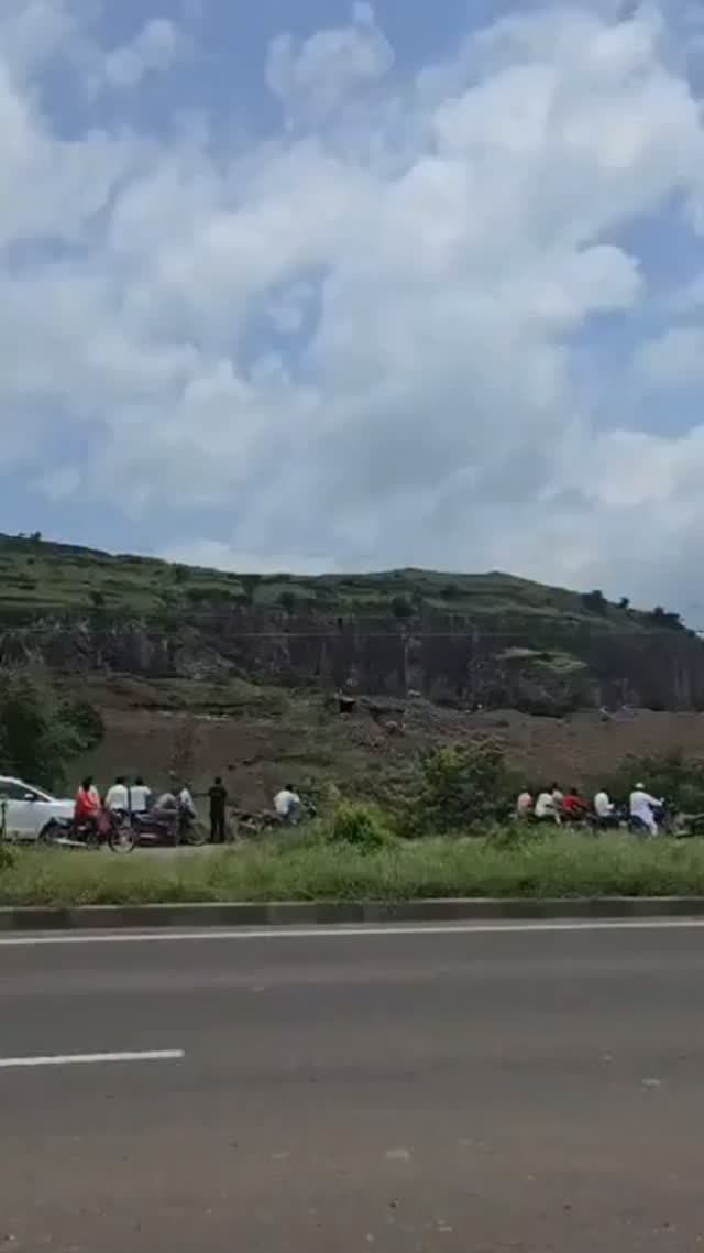 बेटे ने पहाड़ी से लगाई छलांग, रोकने गए पिता भी फिसले, तो सदमे में मां भी कूदी।
दैनिक वीरधरा राजस्थान।
नई दिल्ली।महाराष्ट्र के छत्रपति संभाजीनगर के वाळूज MIDC क्षेत्र स्थित खवल्या पहाड़ी पर एक अत्यंत दुखद और दिल दहला देने वाली घटना सामने आई है। नया मोबाइल फोन खरीदने की मांग को लेकर परिजनों से हुए विवाद के बाद 19 वर्षीय युवक कुणाल चांदगुडे सुबह करीब 10 बजे पहाड़ी पर चढ़ गया और छलांग लगाने की धमकी देने लगा।
लगभग तीन घंटे तक पुलिस, फायर ब्रिगेड और ग्रामीणों ने उसे समझाने की कोशिश की। दोपहर करीब 1 बजे जब पिता मुरलीधर (48) ने बेटे को पकड़कर खींचने का प्रयास किया, तो संतुलन बिगड़ने से दोनों गहरी खाई में जा गिरे। अपनी आंखों के सामने पति और बेटे की मौत देखकर स्तब्ध मां संगीता ने भी पहाड़ी से छलांग लगा दी।
#vdn #chittorgarh #vairalvideo #news #vairalreels