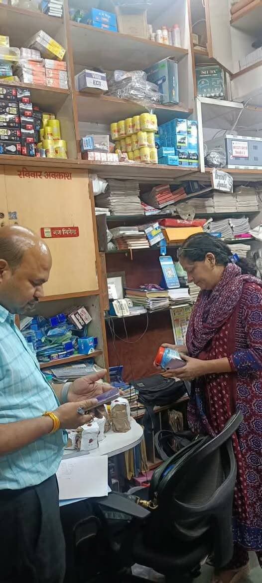 मण्डीदीप में खाद्य सुरक्षा अधिकारी द्वारा की गई खाद्य विक्रय प्रतिष्ठानों की जांच
विक्रय किए जा रहे घी के नमूने जांच के लिए भेजे गए
–––
–––
जिले में आगामी त्यौहारों के दृष्टिगत कलेक्टर श्री अरूण कुमार विश्वकर्मा के निर्देशानुसार आमजन को सुरक्षित एवं स्वास्थ्यप्रद खाद्य सामग्री उपलब्ध हो, इसके दृष्टिगत खाद्य सुरक्षा अधिकारी द्वारा मंडीदीप में खाद्य विक्रय प्रतिष्ठानों की जांच की गई। खाद्य सुरक्षा अधिकारी द्वारा मण्डीदीप में पारसनाथ एजेन्सी से श्री रत्नागिरी गाय का घी के दो अलग-अलग बैच, नोवा शुद्ध घी का नमूना लिये जाकर जांच हेतु खाद्य परीक्षण प्रयोगशाला भेजे गये है एवं मौके पर रखा हुआ 36960 रू मूल्य का शेष 77 लीटर घी जप्त कर बिक्री रिपोर्ट होने तक रोकी गई है। होटल एवं ढाबों में बटर के स्थान पर फेट स्प्रेड का प्रयोग किये जाने की निरंतर सूचनायें प्राप्त हो रही थी, इसके क्रम में मंडीदीप स्थित शिवशम्भू भोजनालय से फैट स्प्रेड का नमूना लिया गया है। जांच रिपोर्ट प्राप्त होने पर संबंधित खाद्य विक्रताओं के विरूद्ध गुण दोष के आधार पर कार्यवाही की जाएगी। बटर मिल्क से बना हुआ प्रोडक्ट है, जबकि फैट स्प्रेड हाइड्रोजनेड फेट, पामोलीन ऑइल एवं अन्य ऑयल से मिलकर बना होता है। कार्यवाही में खाद्य सुरक्षा अधिकारी श्री धर्मेन्द्र नुनइयां एवं कीर्ति मालवीय उपस्थित रहीं। जिले में यह कार्यवाही निरंतर जारी रहेगी।
#Raisen Jansampark Madhya Pradesh Narendra Shivaji Patel JDjansampark Bhopal