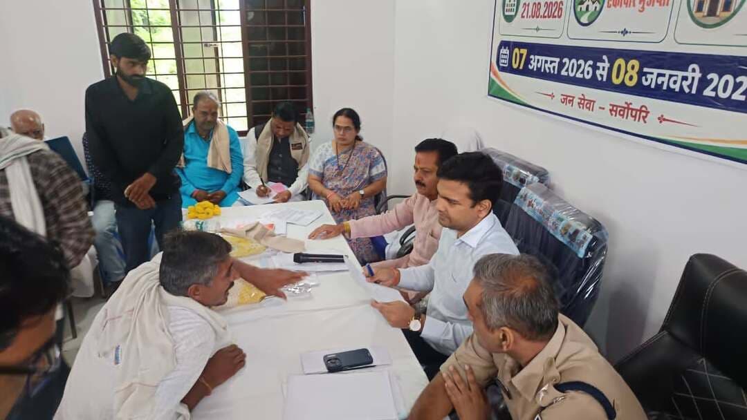 मुख्यमंत्री जन-विश्वास अभियान के तहत बेगमगंज विकासखण्ड की ग्राम पंचायत टेकापार मुंजप्ता में वृहद शिविर आयोजित
नागरिकों की समस्याओं का मौके पर हुआ निराकरण
––––
––––
मुख्यमंत्री जन-विश्वास अभियान के तहत 21 अगस्त को जिले के बेगमगंज विकासखण्ड की ग्राम पंचायत टेकापार मुंजप्ता में शिविर का आयोजन किया गया। सिजमें कलेक्टर श्री अरूण कुमार विश्वकर्मा द्वारा नागरिकों की समस्याओं, आवेदनों का निराकरण किया गया। शिविर में पूर्व केबीनेट मंत्री श्री रामपाल सिंह, स्थानीय जनप्रतिनिधि, एसपी श्री आशुतोष गुप्ता, डीएफओ श्रीमती प्रतिभा शुक्ला, जिला पंचायत सीईओ श्री कमल सोलंकी सहित अनेक जिला अधिकारी और विकासखण्ड स्तरीय अधिकारी उपस्थित रहे।
शिविर में कलेक्टर श्री विश्वकर्मा द्वारा सीएम हेल्पलाईन प्रकरणों, लोक सेवा गारंटी के प्रकरणों का निराकरण किया गया। साथ ही शिविर में प्राप्त आवेदनों में से जिनका निराकरण मौके पर संभव था, उनका संबंधित अधिकारियों द्वारा तत्काल निराकरण किया गया। शेष आवेदनों के निराकरण के लिए कलेक्टर श्री विश्वकर्मा ने संबंधित विभागीय अधिकारियों को समय-सीमा में कार्यवाही सुनिश्चित करने के निर्देश दिए। इसके अतिरिक्त पहले से लंबित आवेदनों पर अभी तक की गई कार्यवाही की जानकारी लेते हुए शीघ्रता से निराकरण करने के निर्देश अधिकारियों को दिए गए। उन्होंने नागरिकों से भी सीधा संवाद करते हुए उनकी समस्याओं के बारे में विस्तार से जानकारी ली। शिविर स्थल पर अनेक विभागों द्वारा स्टॉल लागकर योजनाओं की जानकारी दी गई।
कलेक्टर श्री विश्वकर्मा ने व्यापारियों से किया संवाद
मुख्यमंत्री जन-विश्वास अभियान के तहत कलेक्टर श्री अरूण कुमार विश्वकर्मा द्वारा सुल्तानगंज में व्यापारियों से संवाद किया गया। उन्होंने व्यापारियों से क्षेत्र में व्यापार को बढ़ाने और स्थानीय स्तर पर रोजगार के अवसरों को बढ़ावा देने के संबंध में चर्चा की तथा व्यापार नियमों तथा श्रम नियमों का पालन करने के लिए कहा। कलेक्टर श्री विश्वकर्मा ने उद्यमियों, व्यापारियों से चर्चा के दौरान उनकी समस्याएं जानी और समाधान पर चर्चा करते हुए अधिकारियों को दिशा-निर्देश दिए।
#Raisen Jansampark Madhya Pradesh JDjansampark Bhopal Bhopal Commissioner
