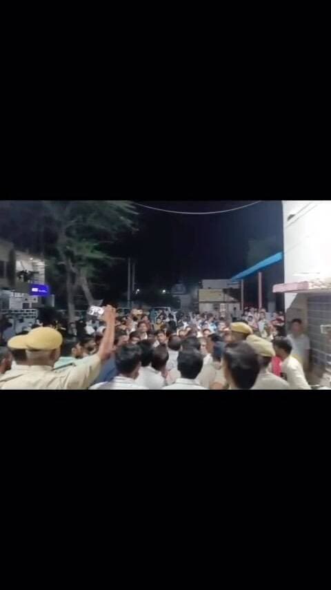 जयपुर के फागी में बोलेरो सवार ने सड़क पर काम कर रहे 3 महिलाओं सहित चार लोगों को टक्कर मार दी । इस हादसे चार की मौत हो गई । हादसे के बाद ग्रामीणों ने अस्पताल के बाहर प्रदर्शन किया। फिलहाल पुलिस मामले की जांच में जुटी है
#phagi #rajasthan #rajasthannews #jaipurnews #dudu