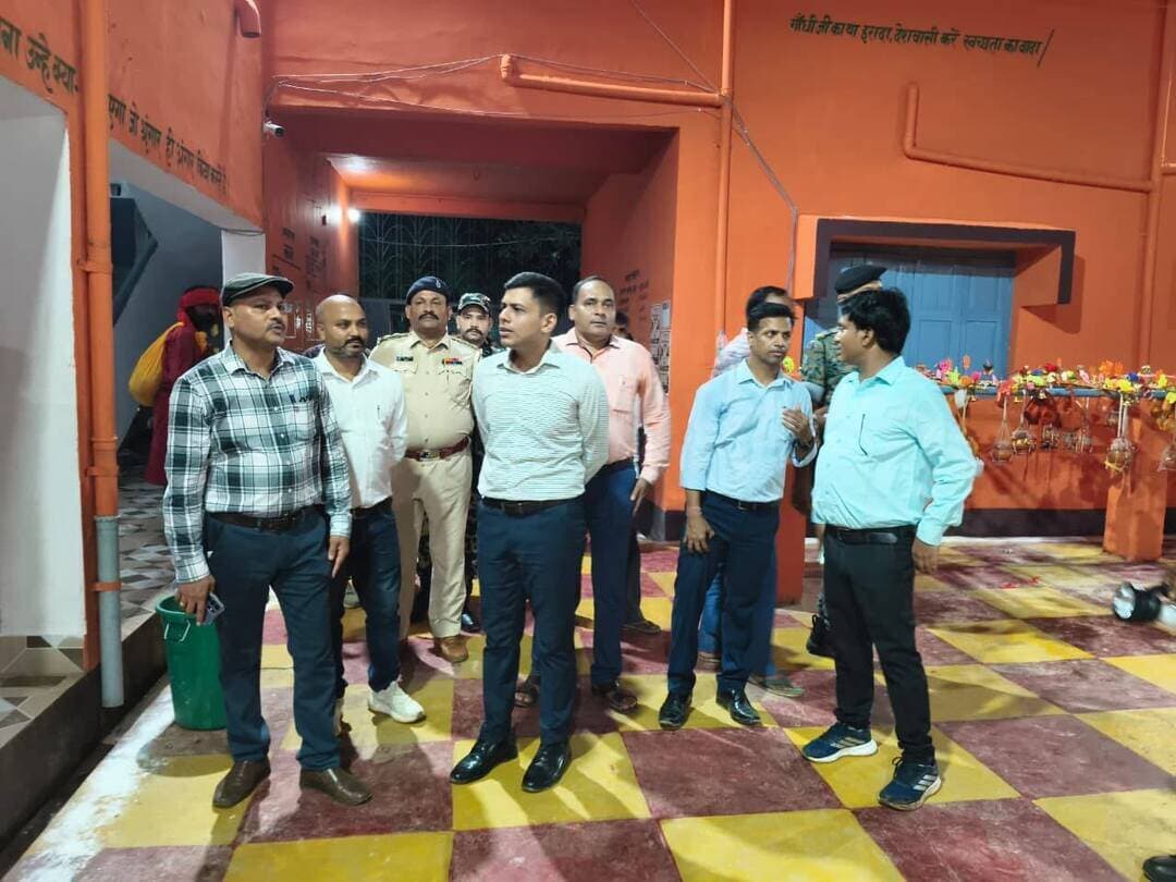 जिला पदाधिकारी, बांका श्री अंशुल अग्रवाल द्वारा कांवरिया पथ का निरीक्षण कर श्रावणी मेला के दौरान श्रद्धालुओं के लिए की गई व्यवस्थाओं का जायजा लिया गया।
निरीक्षण के क्रम में जिला नियंत्रण कक्ष का जायजा लेते हुए जिला पदाधिकारी द्वारा नियंत्रण कक्ष में प्रतिनियुक्त पदाधिकारियों एवं कर्मियों की उपस्थिति की जानकारी ली गई तथा सभी प्रतिनियुक्त पदाधिकारियों की नियमित रूप से उपस्थिति दर्ज कराने एवं ड्यूटी पर उनकी उपलब्धता सुनिश्चित करने का निर्देश दिया गया। साथ ही, नियंत्रण कक्ष में उपलब्ध काउंटिंग मशीन एवं सीसीटीवी कैमरों का भी निरीक्षण किया गया।
जिला पदाधिकारी द्वारा स्वास्थ्य शिविरों का निरीक्षण करते हुए वहां आने वाले मरीजों की संख्या तथा उन्हें हो रही स्वास्थ्य संबंधी समस्याओं की जानकारी ली गई। स्वास्थ्य शिविर के बैनर एवं सूचना पट्ट को दुरुस्त कराने का निर्देश दिया गया, ताकि कांवरियों एवं श्रद्धालुओं को स्वास्थ्य शिविर की जानकारी आसानी से प्राप्त हो सके। साथ ही, अब तक स्वास्थ्य शिविर में आए मरीजों की संख्या एवं उपलब्ध स्वास्थ्य सुविधाओं के संबंध में भी जानकारी ली गई।
निरीक्षण के दौरान जिला पदाधिकारी द्वारा कांवरिया पथ पर प्रतिनियुक्त मजिस्ट्रेटों की संख्या एवं उनकी उपस्थिति की जानकारी ली गई। उन्होंने सभी प्रतिनियुक्त पदाधिकारियों एवं दंडाधिकारियों की ड्यूटी पर ससमय उपस्थिति सुनिश्चित करने तथा नियंत्रण कक्ष के माध्यम से लगातार उनकी उपस्थिति की निगरानी करने का निर्देश दिया।
जिला नियंत्रण कक्ष में प्रतिनियुक्त पदाधिकारियों से कांवरिया पथ पर उत्पन्न हो रही समस्याओं के संबंध में नियमित रूप से फीडबैक लेते रहने तथा प्राप्त समस्याओं का त्वरित समाधान सुनिश्चित करने का निर्देश दिया गया।
लोक स्वास्थ्य अभियंत्रण के शौचालय के समीप पानी एवं कीचड़ की स्थिति पाए जाने पर जिला पदाधिकारी द्वारा संबंधित पदाधिकारी को तत्काल आवश्यक कार्रवाई करते हुए उक्त स्थल को दुरुस्त कराने का निर्देश दिया गया। उन्होंने निर्देश दिया कि निर्धारित समय-सीमा के अंदर समस्या का समाधान सुनिश्चित किया जाए।
इसके अलावा, कांवरिया पथ पर बनाए गए शौचालयों का निरीक्षण करते हुए जिला पदाधिकारी द्वारा शौचालय के दरवाजे खोलकर उनकी स्थिति एवं उपयोगिता की जांच की गई। वहीं, पानी के बेसिन को खोलकर पानी की उपलब्धता एवं व्यवस्था का भी जायजा लिया गया। उन्होंने संबंधित पदाधिकारियों को श्रद्धालुओं के लिए स्वच्छता, पेयजल एवं अन्य मूलभूत सुविधाओं की समुचित व्यवस्था सुनिश्चित करने का निर्देश दिया।
जिला पदाधिकारी द्वारा जिला नियंत्रण कक्ष से जमुआ मोड़ तक पैदल कांवरिया पथ का निरीक्षण किया गया। निरीक्षण के क्रम में कुछ स्थानों पर प्रकाश की व्यवस्था कम पाए जाने पर जिला पदाधिकारी द्वारा संबंधित सेक्टर पदाधिकारी से स्पष्टीकरण करने तथा अगले आदेश तक उनके वेतन भुगतान पर रोक लगाने का निर्देश दिया गया। उनके द्वारा कार्यपालक पदाधिकारी, नगर पंचायत, कटोरिया को प्रकाश की व्यवस्था सुनिश्चित करने का निर्देश दिया गया।
निरीक्षण के दौरान कुछ दुकानों के समीप डस्टबिन उपलब्ध रहने के बावजूद कचरा इधर-उधर फैला हुआ पाया गया। साथ ही, पानी का अनावश्यक वेस्टेज भी पाया गया। इस पर जिला पदाधिकारी द्वारा संबंधित दुकानदार के विरुद्ध जुर्माना लगाने का निर्देश दिया गया तथा स्वच्छता एवं जल संरक्षण के संबंध में आवश्यक निर्देश दिए गए।
इसके पश्चात जिला पदाधिकारी द्वारा भैरोपुर टेंट सिटी का निरीक्षण किया गया। इस दौरान उन्होंने कांवरिया श्रद्धालुओं से सीधे संवाद कर टेंट सिटी में उपलब्ध सुविधाओं एवं व्यवस्थाओं के संबंध में फीडबैक लिया। श्रद्धालुओं द्वारा कुछ स्थानों पर मच्छरों की समस्या की जानकारी दी गई। इस पर जिला पदाधिकारी द्वारा तत्काल फॉगिंग कराने का निर्देश दिया गया।
टेंट सिटी के निरीक्षण के दौरान बाथरूम तक आने-जाने के रास्ते की व्यवस्था संतोषजनक नहीं पाई गई। इस पर जिला पदाधिकारी द्वारा श्रद्धालुओं की सुविधा को ध्यान में रखते हुए बाथरूम तक सुगम आवागमन के लिए उचित रास्ते की व्यवस्था सुनिश्चित करने का निर्देश दिया गया।
भैरोपुर टेंट सिटी में निरीक्षण के दौरान मजिस्ट्रेट अनुपस्थित पाए गए। इस पर जिला पदाधिकारी द्वारा संबंधित सेक्टर पदाधिकारी से स्पष्टीकरण करने तथा अगले आदेश तक उनके वेतन भुगतान पर रोक लगाने का निर्देश दिया गया।
जिला पदाधिकारी ने संबंधित पदाधिकारियों को निर्देशित किया कि कांवरिया पथ एवं टेंट सिटी में श्रद्धालुओं को उपलब्ध कराई जा रही सभी मूलभूत सुविधाओं की नियमित रूप से निगरानी की जाए तथा किसी भी प्रकार की कमी पाए जाने पर तत्काल उसका निराकरण सुनिश्चित किया जाए।
जिला पदाधिकारी द्वारा इनारावरण धर्मशाला के समीप संचालित जीविका दीदी की रसोई का निरीक्षण किया गया। निरीक्षण के दौरान जिला पदाधिकारी द्वारा रसोई में उपलब्ध खाद्य सामग्री की मात्रा, खरीद एवं आपूर्ति से संबंधित जानकारी ली गई।
जिला पदाधिकारी द्वारा जीविका दीदी की रसोई में भोजन कर रहे कांवरिया श्रद्धालुओं से बातचीत कर भोजन की गुणवत्ता, निर्धारित दर एवं उपलब्ध सुविधाओं के संबंध में फीडबैक लिया गया। उन्होंने श्रद्धालुओं से उनके आगमन स्थल, भोजन की गुणवत्ता एवं दर के संबंध में जानकारी प्राप्त की। श्रद्धालुओं द्वारा भोजन की गुणवत्ता एवं उपलब्ध व्यवस्थाओं पर संतोष व्यक्त किया गया।
इस दौरान जिला पदाधिकारी द्वारा रसोई एवं धर्मशाला परिसर में श्रद्धालुओं के लिए पर्याप्त पेयजल एवं पंखे की व्यवस्था सुनिश्चित करने का निर्देश दिया गया।
इसके पश्चात इनारावरण धर्मशाला का निरीक्षण करते हुए जिला पदाधिकारी द्वारा परिसर में साफ-सफाई की व्यवस्था का जायजा लिया गया तथा नियमित रूप से साफ-सफाई सुनिश्चित करने का निर्देश दिया गया। श्रद्धालुओं से शौचालय की उपलब्धता एवं उसके उपयोग के संबंध में भी फीडबैक लिया गया। श्रद्धालुओं द्वारा शौचालय एवं अन्य व्यवस्थाओं के संबंध में संतोष व्यक्त करते हुए व्यवस्थाओं को संतोषजनक बताया गया।
निरीक्षण के क्रम में स्वास्थ्य शिविर में उपलब्ध स्वास्थ्य सुविधाओं की भी जानकारी ली गई। जिला पदाधिकारी द्वारा प्रतिदिन औसतन आने वाले मरीजों की संख्या, उपलब्ध दवाओं एवं उपचार की व्यवस्था के संबंध में जानकारी प्राप्त की गई। एक मरीज का उपचार चल रहा था, जिससे जिला पदाधिकारी द्वारा बातचीत कर उसकी स्वास्थ्य स्थिति एवं उपचार की उपलब्ध सुविधा के संबंध में जानकारी ली गई।
जिला पदाधिकारी ने संबंधित पदाधिकारियों को निर्देश दिया कि कांवरिया एवं अन्य श्रद्धालुओं को उपलब्ध कराई जा रही सभी सुविधाओं की नियमित निगरानी की जाए तथा किसी भी प्रकार की कमी पाए जाने पर उसका तत्काल निराकरण सुनिश्चित किया जाए।
हरखार में डाक बम पास काउंटर निरीक्षण किया गया तथा डाक बम से संबंधित व्यवस्थाओं एवं आवश्यक जानकारी की समीक्षा की गई।
निरीक्षण के क्रम में मार्ग में दुकानदारों द्वारा गंदगी फैलाने एवं साफ-सफाई का समुचित ध्यान नहीं रखने की स्थिति पर नाराजगी व्यक्त की गई। संबंधित पदाधिकारियों को निर्देश दिया गया कि ऐसे दुकानदारों को चिन्हित कर नियमानुसार जुर्माना लगाने की कार्रवाई सुनिश्चित करें तथा मार्ग की साफ-सफाई व्यवस्था को दुरुस्त रखें।
इसके पश्चात गोरियारी-हरखार स्थित टेंट सिटी का निरीक्षण कर श्रद्धालुओं के लिए उपलब्ध सुविधाओं एवं व्यवस्थाओं का जायजा लिया गया। साथ ही, अस्थाई थाना का निरीक्षण कर विधि-व्यवस्था एवं सुरक्षा संबंधी तैयारियों की जानकारी ली गई।
खबर लिखे जाने तक निरीक्षण जारी है।