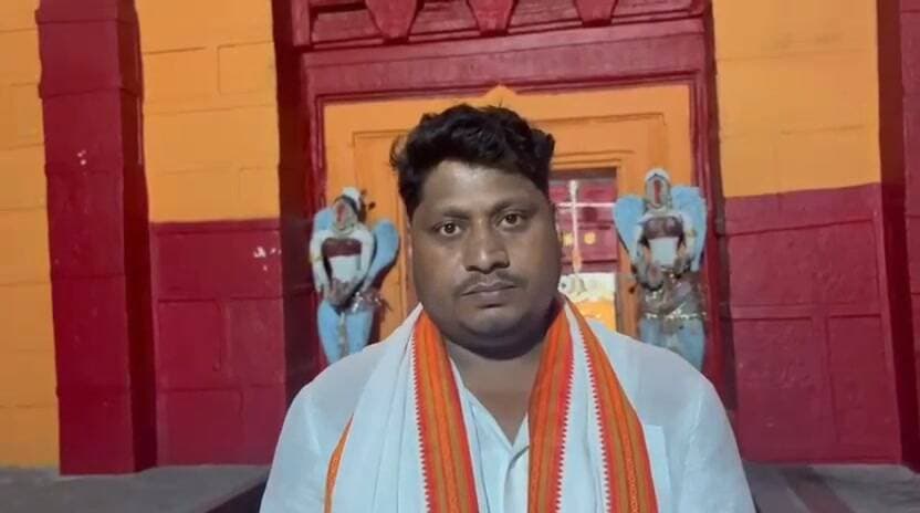 उमगा पहाड़ स्थित लाखों श्रद्धालुओं की आस्था केंद्र सूर्य मंदिर पर उगी घास, संरक्षण के अभाव में बदहाल धरोहर,RJD नेता बोले- सरकार विफल
औरंगाबाद जिले के ऐतिहासिक, पौराणिक एवं प्रसिद्ध धार्मिक स्थल उमगा पहाड़ स्थित सूर्य मंदिर के शिखर पर घास जम गई है। इसे लेकर राजद नेता राजू सिद्धि यादव ने सरकार पर तंज कसते हुए इसे सरकार की विफलता करार दिया है।
उन्होंने कहा कि उमगा पहाड़ आस्था का बड़ा केंद्र है। यहां सूर्य मंदिर,उमंगेश्वरी शक्तिपीठ, गौरीशंकर बाबा के मंदिर समेत 52 मंदिरों का श्रृंखला है जहां छठ महापर्व, माघी श्रीपंचमी के तीन दिवसीय मेले और महाशिवरात्रि पर लाखों श्रद्धालुओं की भीड़ उमड़ती है। एक जनवरी को नववर्ष पर पिकनिक मनाने लाखों की संख्या में सैलानी यहां पहुंचते हैं और पूरे सावन माह यहां भक्तों का तांता लगा रहता है।इतने महत्वपूर्ण धार्मिक स्थल की उपेक्षा और सूर्य मंदिर के ऊपर घास जमना सरकार की उदासीनता को दर्शाता है। उन्होंने अविलंब साफ-सफाई और जीर्णोद्धार की मांग की है।
#Bharatcrimelivenews #umga #मदनपुर #राजद #RJD #AurangabadNews #BiharNews