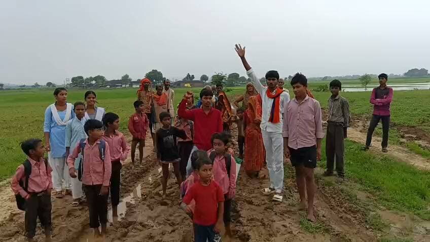 "लगातार हुई भारी बारिश के कारण बंदरी पुरवा को जोड़ने वाला इकलौता पुल बह गया। रास्ता बंद है, गांव का संपर्क कट चुका है हमारे मासूम बच्चों की पढ़ाई पर। जान जोखिम में डालकर सफर करना अब ग्रामीणों की मजबूरी बन चुका है।" #dainiknewssach #viralvideo #trendingreels #facebook #चित्रकूट