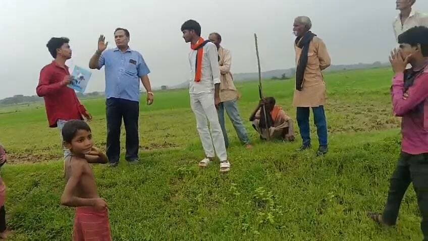 #चित्रकूट
विकासखण्ड मानिकपुर के अंतर्गत ग्राम पंचायत रुखमा खुर्द के मजरा बंदरी पुरवा गांव में संपर्क मार्ग की गंभीर समस्या को लेकर बुन्देलखण्ड मुक्ति मोर्चा एवं समस्त ग्रामवासियों द्वारा शुरू किया गया अनिश्चितकालीन अनशन लगातार जारी है।
लगातार हुई बारिश के कारण गांव को जोड़ने वाला पुल बह जाने से बंदरी पुरवा का संपर्क मार्ग पूरी तरह बाधित हो गया है। इससे ग्रामीणों के साथ-साथ स्कूली बच्चों को भी आवागमन में भारी कठिनाइयों का सामना करना पड़ रहा है।
अनशन के दौरान पीडब्ल्यूडी विभाग के अधिकारी मौके पर पहुंचे और ग्रामीणों से बातचीत की। हालांकि, अधिकारियों की ओर से संतोषजनक एवं ठोस आश्वासन न मिलने के कारण ग्रामीणों ने अनशन समाप्त नहीं किया और आंदोलन अनवरत जारी रखने का निर्णय लिया है।
📌 ग्रामीणों की प्रमुख मांगें
🔹 बंदरी पुरवा में तत्काल वैकल्पिक रास्ते की व्यवस्था की जाए।
🔹 बारिश में बह चुके पुल का शीघ्र पुनर्निर्माण कराया जाए।
🔹 ग्रामीणों एवं स्कूली बच्चों के लिए सुरक्षित आवागमन सुनिश्चित किया जाए।
🔹 बंदरी पुरवा के लिए स्थायी संपर्क मार्ग का निर्माण कराया जाए।