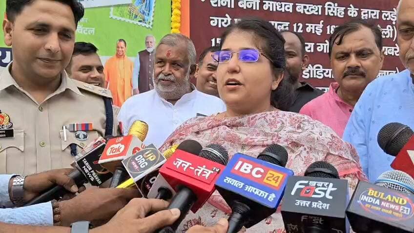 राणा बेनी माधव जयंती को लेकर तीन दिवसीय प्रदर्शनी का शुभारंभ
रायबरेली। आगामी 24 अगस्त को स्वतंत्रता संग्राम के वीर योद्धा राणा बेनी माधव की जयंती के अवसर पर उत्तर प्रदेश के मुख्यमंत्री के प्रस्तावित एक दिवसीय दौरे को लेकर जिले में तैयारियां तेज हो गई हैं। इसी क्रम में मुख्यमंत्री के आगमन से पूर्व तीन दिवसीय प्रदर्शनी का आयोजन किया गया।
प्रदर्शनी का शुभारंभ रायबरेली की जिलाधिकारी सरनीत कौर ब्रोका ने दीप प्रज्ज्वलित कर किया। इस अवसर पर अधिकारियों एवं संबंधित लोगों ने प्रदर्शनी का अवलोकन किया और राणा बेनी माधव के जीवन, संघर्ष तथा देश के प्रति उनके योगदान से जुड़ी जानकारी प्राप्त की।
प्रदर्शनी का मुख्य आकर्षण केंद्र राणा बेनी माधव द्वारा किए गए कार्यों, उनके संघर्ष और वीरता की गाथाओं को विभिन्न माध्यमों से प्रदर्शित किया जाना रहा। प्रदर्शनी के माध्यम से लोगों को उनके गौरवशाली इतिहास और स्वतंत्रता आंदोलन में योगदान से परिचित कराने का प्रयास किया गया है।
आयोजकों के अनुसार, तीन दिनों तक चलने वाली इस प्रदर्शनी में राणा बेनी माधव के जीवन से जुड़े महत्वपूर्ण प्रसंगों एवं ऐतिहासिक तथ्यों को प्रदर्शित किया जा रहा है। प्रदर्शनी में पहुंचने वाले लोगों में भी उनके इतिहास और योगदान को जानने को लेकर उत्साह दिखाई दिया।
मुख्यमंत्री के प्रस्तावित दौरे को लेकर जिला प्रशासन द्वारा तैयारियों को अंतिम रूप दिया जा रहा है। राणा बेनी माधव की जयंती के अवसर पर होने वाले कार्यक्रम को लेकर प्रशासनिक स्तर पर व्यापक व्यवस्थाएं की जा रही हैं।