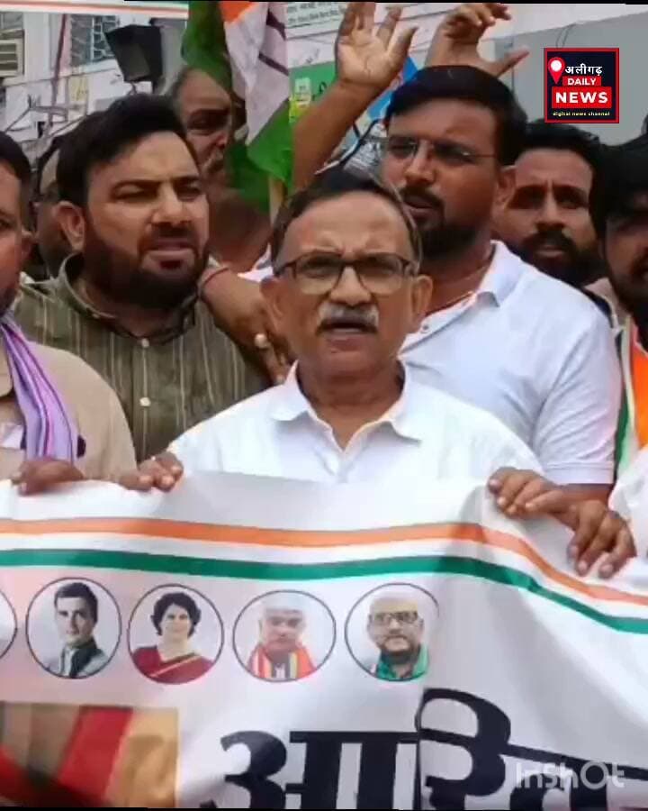 #अलीगढ़ में महंगाई पर कांग्रेस का हल्ला बोल प्रदर्शन,बढ़ती कीमतों के खिलाफ सड़कों पर उतरे कार्यकर्ता,विवेक बंसल बोले- महंगाई से मुझे फर्क नहीं, निचले तबके पर पड़ेगा असर,अलीगढ़ में बढ़ती महंगाई के विरोध में कांग्रेस कार्यकर्ताओं ने शनिवार को प्रदर्शन किया। पूर्व विधायक विवेक बंसल के नेतृत्व में कार्यकर्ता मैरिस रोड से सेंटर पॉइंट तक पहुंचे और चीनी व सब्जियों के बढ़े दामों के खिलाफ आवाज उठाई। कांग्रेस नेताओं ने कहा कि चीनी के दाम ₹46 से बढ़कर ₹77 किलो तक पहुंच गए हैं, जबकि सब्जियों की कीमतें भी आम आदमी की पहुंच से बाहर होती जा रही हैं। इस दौरान विवेक बंसल के बयान ने राजनीतिक गलियारों में चर्चा छेड़ दी।ll अलीगढ डेली न्यूज़lllउन्होंने कहा कि महंगाई से उन्हें फर्क नहीं पड़ता, लेकिन निचले पायदान के लोगों पर इसका असर पड़ेगा। प्रदर्शन थाना सिविल लाइन क्षेत्र के सेंटर पॉइंट पर हुआ। मौके पर विवेक बंसल और जिला अध्यक्ष सोमबीर सिंह की बाइट भी ली गई।
#Aligarh #Congress #Mehangai #SugarPrice #UttarPradesh