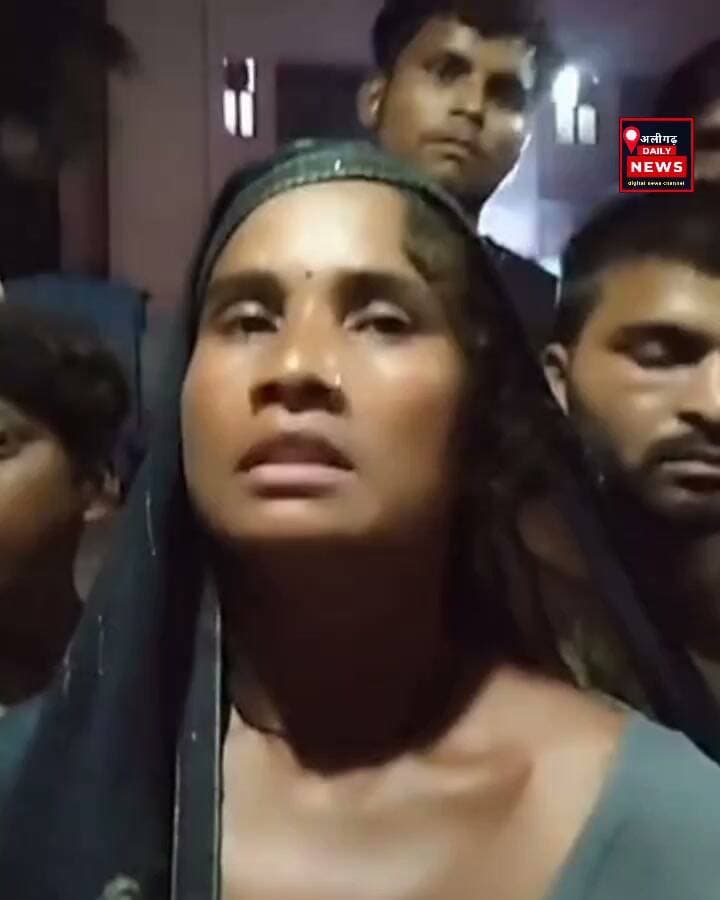#अलीगढ़ मे संदिग्ध मौत से मचा कोहराम
45 वर्षीय राजपाल का बंबी में मिला शव, पत्नी ने दो लोगों पर लगाया हत्या का आरोप,अतरौली थाना क्षेत्र के इनायतपुर निवासी 45 वर्षीय राजपाल पुत्र भगवती सिंह का शव पिलखुनी बंबी पर संदिग्ध परिस्थितियों में पानी में पड़ा मिला। बताया गया कि राजपाल अपने बेटे गौरव को पैसे देने के लिए वहां मिला था। हालत गंभीर होने पर परिजन उसे सीएचसी अतरौली ले गए, जहां डॉक्टरों ने मृत घोषित कर दिया। मृतक की पत्नी पार्वती ने पिलखुनी निवासी कन्हैया लाल व एक अन्य व्यक्ति पर हत्या का आरोप लगाया है।llअलीगढ डेली न्यूज़ lllबताया जा रहा है कि राजपाल दो अन्य लोगों के साथ ट्यूबवेल पर शराब पी रहा था। सूचना पर पहुंची पुलिस ने शव पोस्टमार्टम के लिए भेजकर जांच शुरू कर दी है।
#Aligarh #Atrauli #Crime #BreakingNews #UPNews
