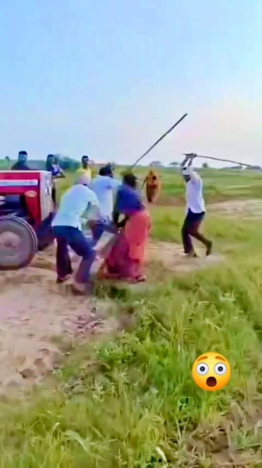 दूदू के साखुन से बड़ी खबर! ट्रैक्टर चढ़ाने के आरोप से मचा हड़कंप, मारपीट का वीडियो वायरल
मारपीट का वीडियो सोशल मीडिया पर वायरल
⚠️ पुलिस मामले की जांच में जुटी है
#highlight
#Dudu #Sakhun #Naraina #JaipurRural #ViralVideo #BreakingNews #RajasthanNews #FightVideo #Tractor #ViralNews #LatestNews #NewsUpdate