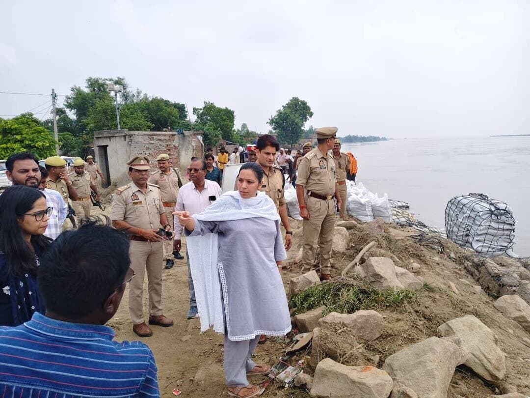 *बाढ़ के खतरे को देखते हुए अलर्ट मोड पर प्रशासन: डीएम-एसपी ने कलवारी तटबंध का किया संयुक्त निरीक्षण*
जनपद बस्ती, उत्तर प्रदेश 22 अगस्त 2026
*संवाददाता, बस्ती:* जनपद में नदियों के बढ़ते जलस्तर और संभावित बाढ़ के खतरे को देखते हुए जिला प्रशासन पूरी तरह अलर्ट मोड पर आ गया है। *जिलाधिकारी कृत्तिका ज्योत्स्ना और पुलिस अधीक्षक डॉ. यशवीर सिंह* ने कलवारी क्षेत्र के तटबंधों का संयुक्त निरीक्षण कर सुरक्षा व्यवस्था का जायजा लिया।
निरीक्षण के दौरान *जिलाधिकारी* ने सिंचाई विभाग के अधिकारियों से तटबंधों की मजबूती, पानी के बहाव और कटान की स्थिति की विस्तृत जानकारी ली। उन्होंने निर्देश दिया कि तटबंधों पर लगातार निगरानी रखी जाए और मरम्मत सामग्री पूरी तरह तैयार रखी जाए, ताकि किसी भी आपात स्थिति से निपटा जा सके।
वहीं *पुलिस अधीक्षक डॉ. यशवीर सिंह* ने क्षेत्रीय थानों को बाढ़ प्रभावित क्षेत्रों में गश्त और चौकसी बढ़ाने के निर्देश दिए। उन्होंने कहा कि किसी भी आपात स्थिति में त्वरित रिस्पांस टीम सक्रिय रहेगी और ग्रामीणों को हर संभव सहायता पहुंचाई जाएगी। साथ ही अफवाहों पर भी पुलिस की पैनी नजर रहेगी।
इस संयुक्त निरीक्षण का मुख्य उद्देश्य जनजीवन की सुरक्षा सुनिश्चित करना और आपदा प्रबंधन की तैयारियों को और मजबूत करना रहा। प्रशासन ने ग्रामीणों से अपील की है कि तटबंधों या जलस्तर से संबंधित किसी भी असामान्य गतिविधि की सूचना तुरंत नजदीकी थाने या पुलिस कंट्रोल रूम को दें, ताकि समय रहते बचाव कार्य शुरू किया जा सके।
संवाददाता हरी ओम प्रकाश
राष्ट्रीय हिंदी दैनिक कौटिल्य का भारत
