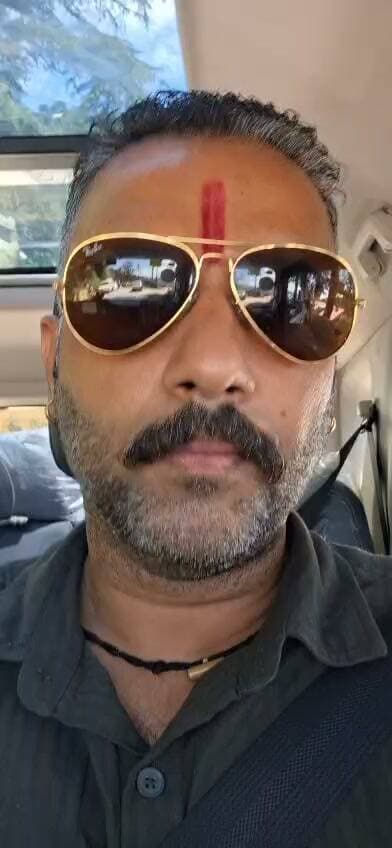 प्रेस विज्ञप्ति
विधानसभा जनता की समस्याओं के समाधान के लिए है, वॉकआउट और नारेबाजी के लिए नहीं : रुमित सिंह ठाकुर
शिमला। राष्ट्रीय देवभूमि पार्टी के राष्ट्रीय अध्यक्ष रुमित सिंह ठाकुर ने हिमाचल प्रदेश विधानसभा के वर्तमान सत्र में विपक्ष द्वारा बार-बार वॉकआउट और नारेबाजी किए जाने पर कड़ा विरोध जताया है।
रुमित सिंह ठाकुर ने कहा कि विधानसभा का प्रत्येक मिनट हिमाचल की जनता के लिए महत्वपूर्ण है। प्रदेश की जनता टैक्स देती है ताकि विधानसभा में उसके मुद्दों पर चर्चा हो, नई नीतियाँ एवं योजनाएँ बनें और आवश्यक कानूनों पर गंभीरता से विचार किया जाए। ऐसे में सदन की कार्यवाही बार-बार बाधित होना जनता के साथ अन्याय है।
उन्होंने कहा कि यदि विधानसभा में “जिंदाबाद-मुर्दाबाद” और वॉकआउट ही राजनीति का तरीका बन जाएगा, तो हिमाचल की जनता के ज्वलंत मुद्दों पर चर्चा कौन करेगा? प्रदेश बेरोजगारी, आर्थिक चुनौतियों, सड़क, शिक्षा, स्वास्थ्य और विकास से जुड़े गंभीर सवालों का समाधान चाहता है, राजनीतिक शोर-शराबे का नहीं।
राष्ट्रीय देवभूमि पार्टी विधानसभा की कार्यवाही बाधित करने की इस राजनीति का पुरजोर विरोध करती है।
रुमित सिंह ठाकुर ने कहा कि वर्ष 2027 में हिमाचल की जनता को तय करना होगा कि उसे ऐसी राजनीति चाहिए जो सदन का समय बर्बाद करे या ऐसी राजनीतिक व्यवस्था चाहिए जो जनता के लिए काम करे। उन्होंने प्रदेश की जनता से अपील की कि वह अपने मत की ताकत से ऐसे जनप्रतिनिधियों को जवाब दे और राष्ट्रीय देवभूमि पार्टी को मजबूत विकल्प के रूप में आगे बढ़ाए।
उन्होंने कहा—
“जनता का पैसा जनता के काम आना चाहिए। विधानसभा चलेगी, तभी हिमाचल की समस्याओं पर चर्चा होगी और समाधान निकलेगा। राष्ट्रीय देवभूमि पार्टी राजनीति को नारेबाजी से निकालकर जनसेवा और विकास की दिशा में ले जाने के लिए प्रतिबद्ध है।”
जारीकर्ता:
रुमित सिंह ठाकुर
राष्ट्रीय अध्यक्ष
राष्ट्रीय देवभूमि पार्टी