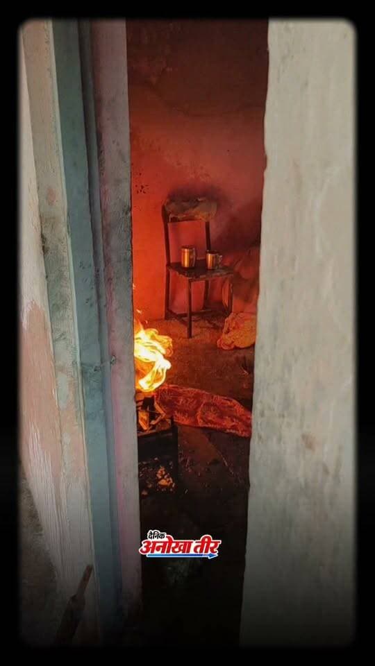 🔥 265 बच्चों की जान पर मंडरा रहा था बड़ा खतरा…
प्राथमिक शाला खुदिया में लगी आग के बीच मौजूद गैस सिलेंडर कभी भी बड़े हादसे की वजह बन सकता था। ऐसे समय में टिमरनी विधायक अभिजीत शाह अपनी जान की परवाह किए बिना आग और धुएं के बीच पहुंचे और गैस सिलेंडर को बाहर निकालकर संभावित बड़े हादसे को टाल दिया।
संकट के समय बच्चों की सुरक्षा को सबसे पहले रखकर दिखाए गए इस साहस की हर तरफ तारीफ हो रही है। 👏🔥
#Timarni #HardaNews #AbhijeetShah #MPNews #AnokhaHarda